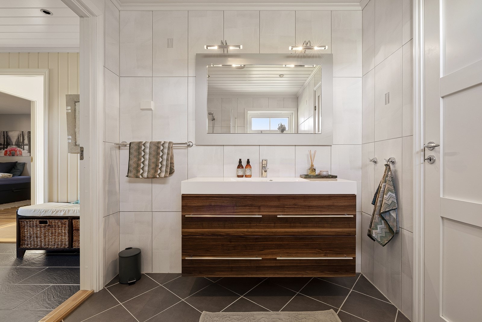Dette badet er utstyrt med servant med innredning, vegghengt toalett og mekanisk avtrekk. Galleribilde