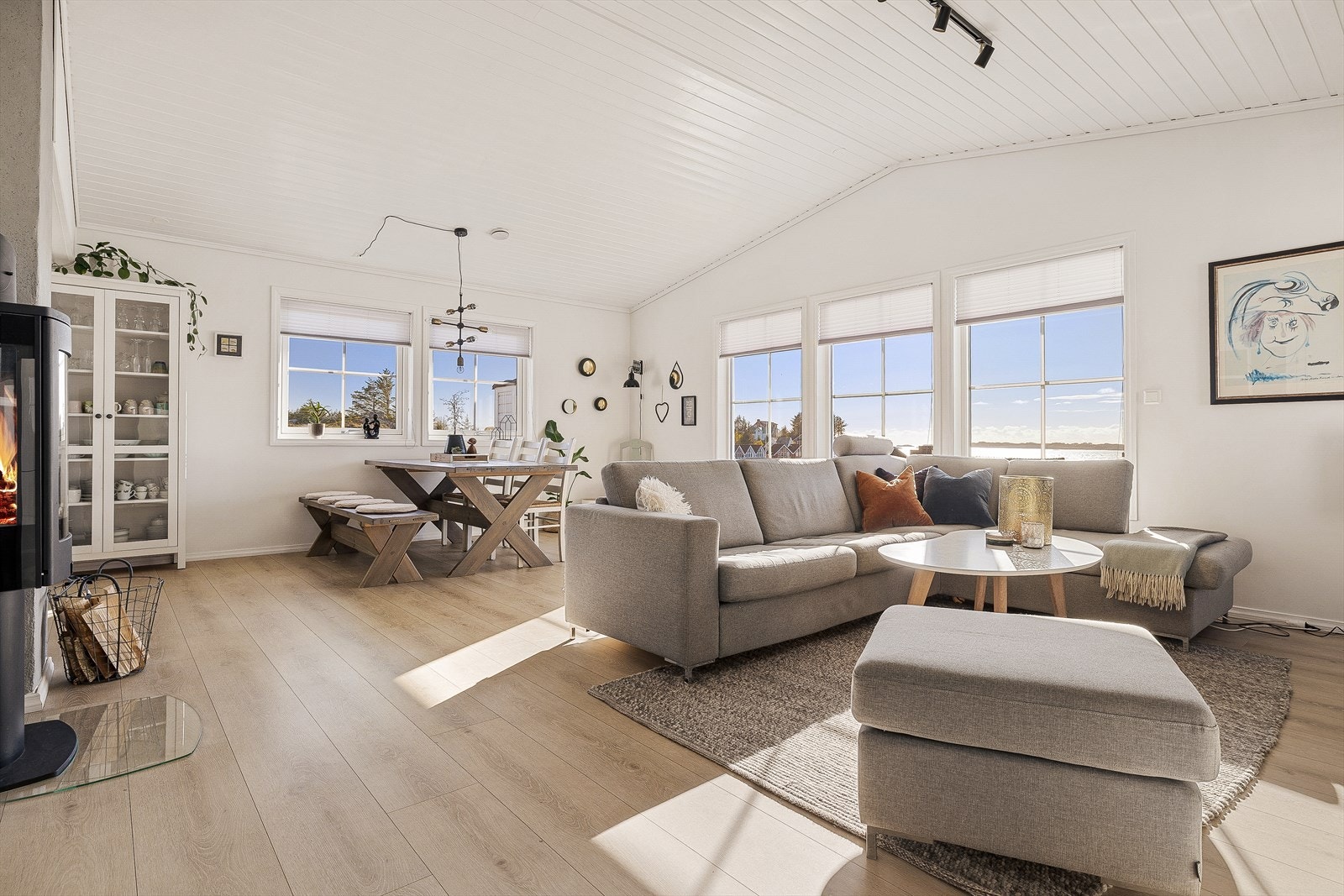 Hovedstuen har plass til både sofagruppe og spisebord, og er et naturlig samlingspunkt. Galleribilde