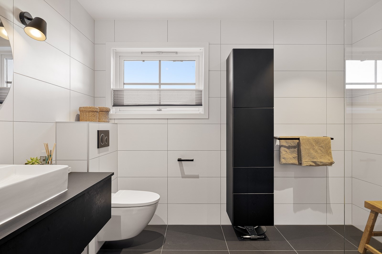 Badet i hoveddelen ble oppgradert i 2018 med fliser på gulv, vegghengt toalett og elektriske varmekabler i gulvet. Galleribilde