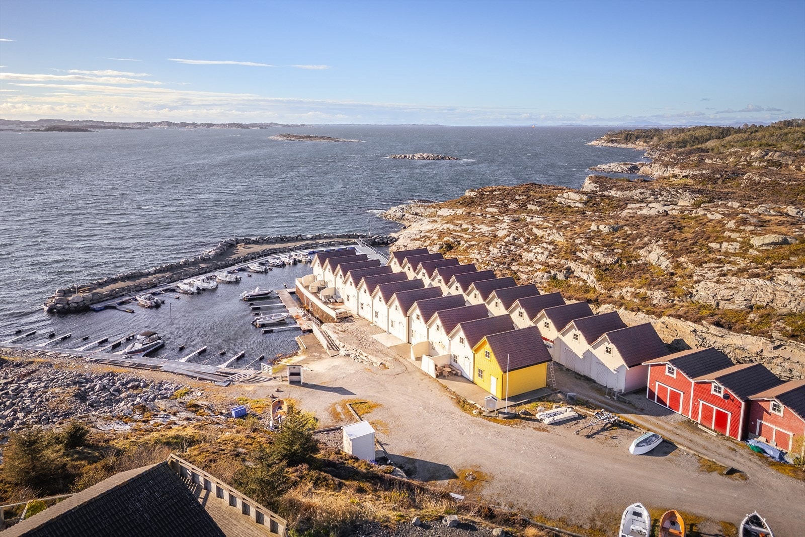 Selger informerer om at det er tilgang til å kjøpe med et naust/båtplass ved kjøp av boligen. Galleribilde