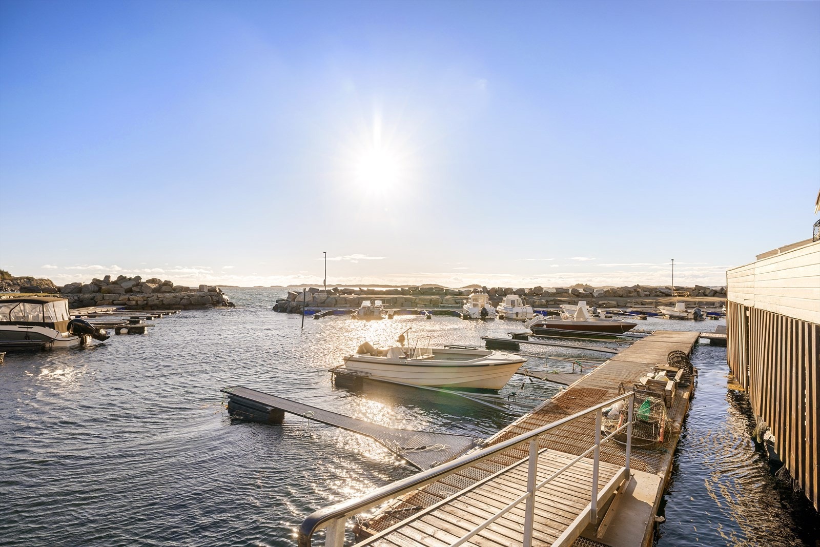 Mulighet for naustet/båtplass. Konferer megler for nærmere informasjon. Galleribilde