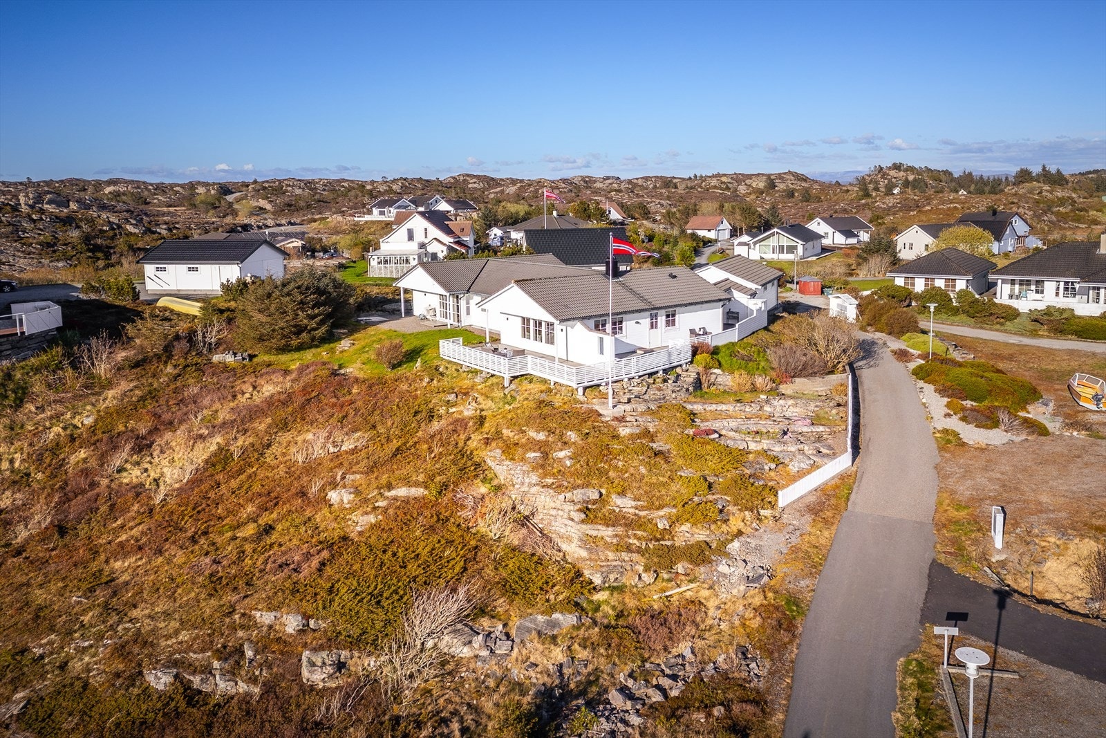 Boligen er tilknyttet Hellesøy Nord Velforening, som vedlikeholder den private veien. Galleribilde