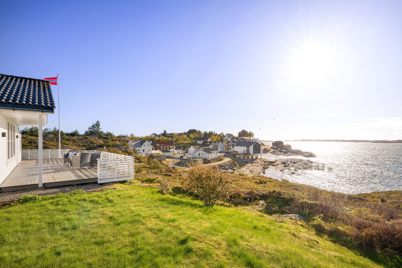 Eiendommen ligger i rolige og naturskjønne omgivelser på Hellesøy. Galleribilde