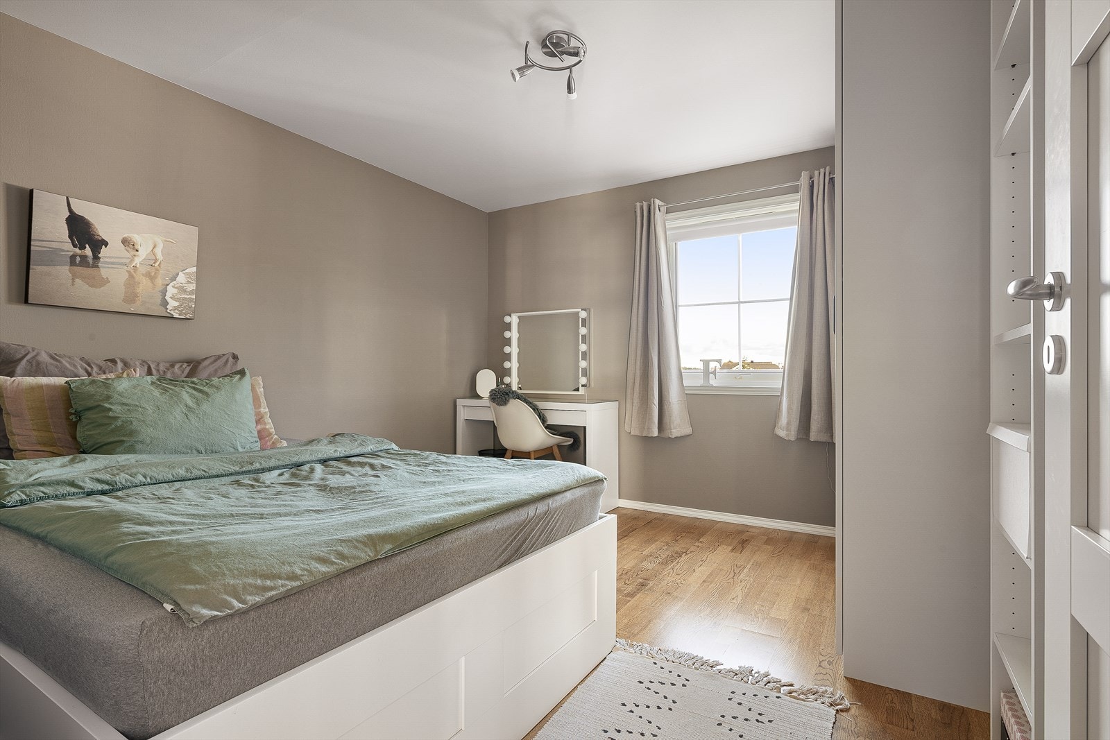 Soverom med plass til seng, skrivepult og garderobe. Galleribilde