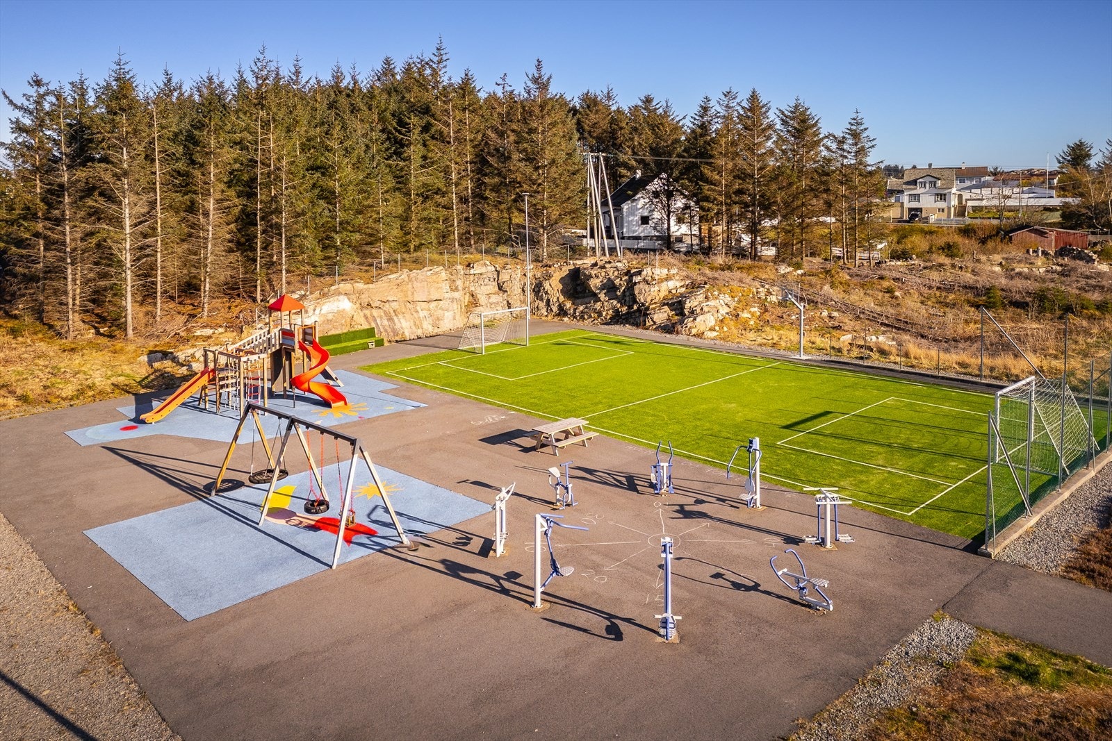 Kort vei til fotballbanen og lekeplass. Galleribilde