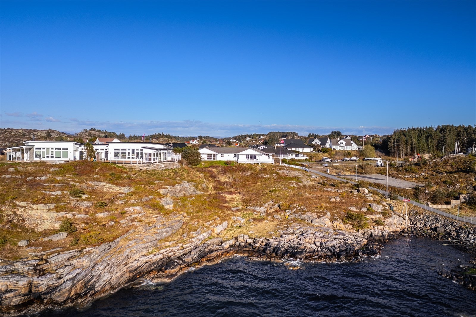 Området byr på flott turterreng langs sjøen, små stier og åpne landskap. Galleribilde