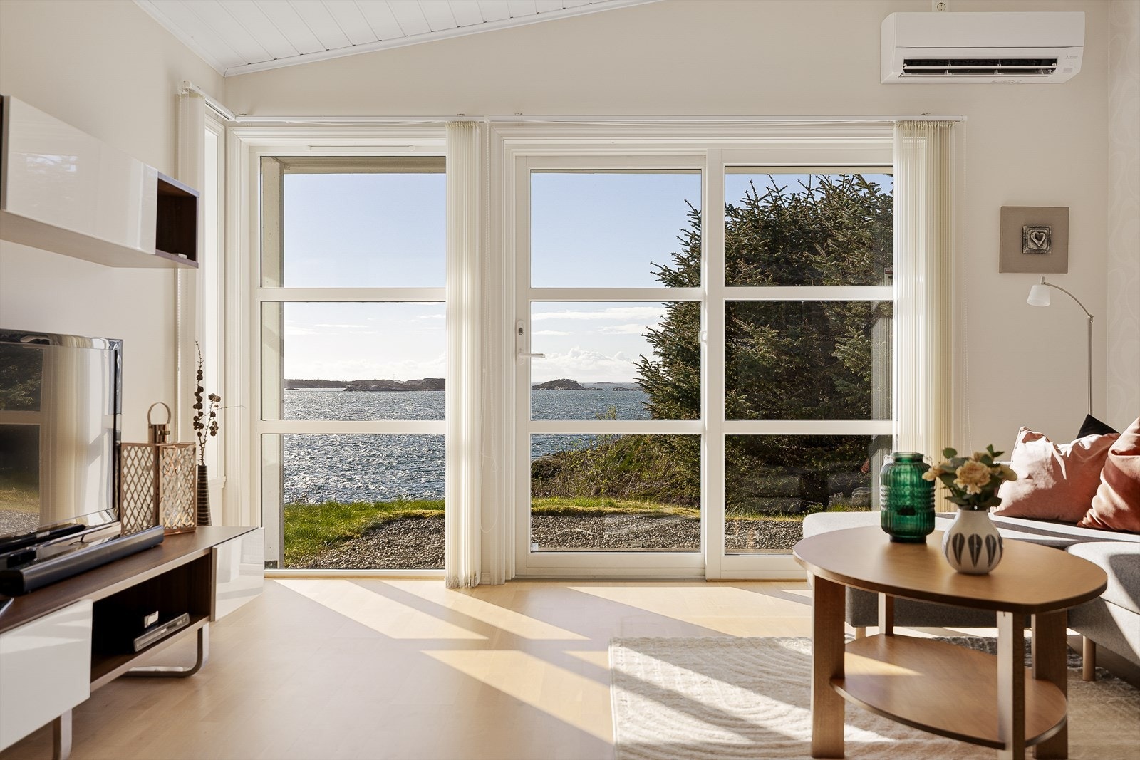 Fra stuen er det skyvedør ut til hagen. Galleribilde