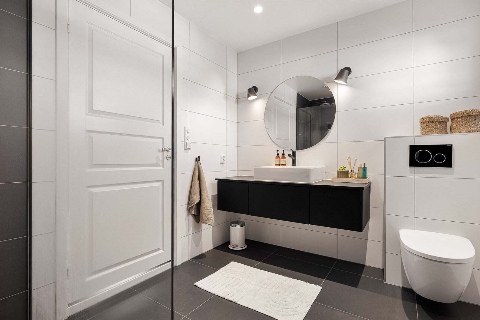 Badet har mekanisk avtrekk via ventil i himling og tilluft via spalte under døren. Galleribilde