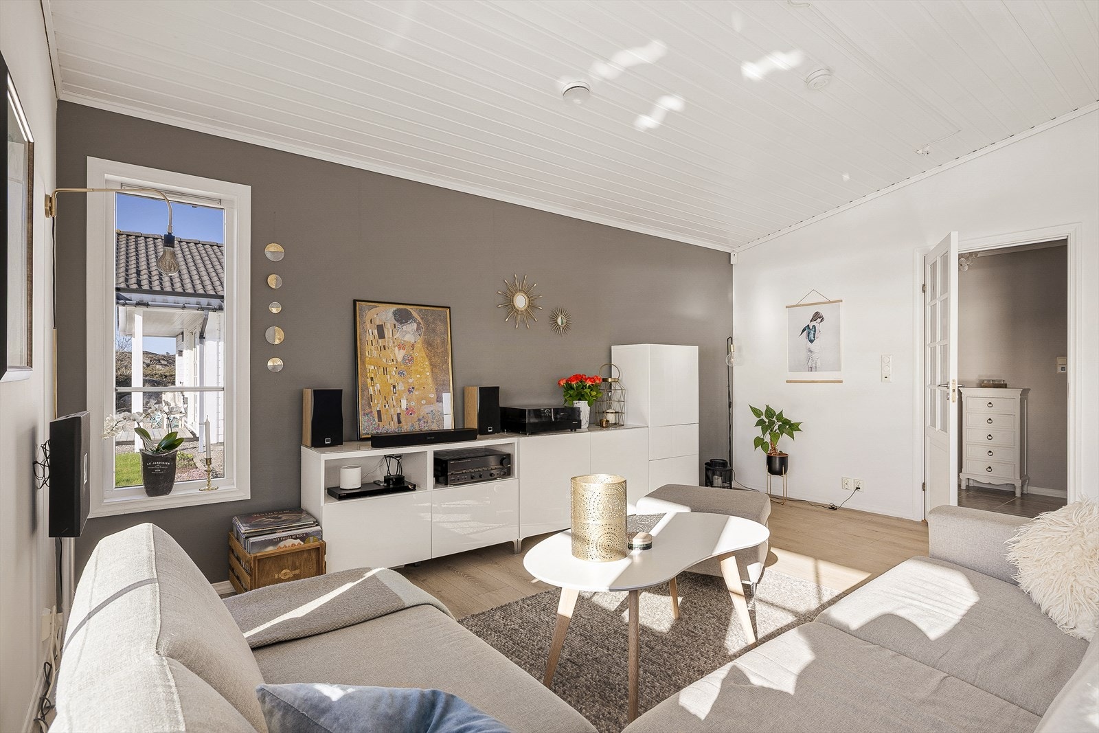 Rommet har malte flater og panel i himlingen. Galleribilde