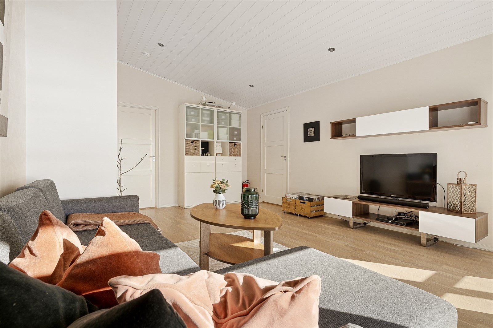 Denne stuen gir mulighet for en adskilt sone for TV-titting eller lek. Galleribilde