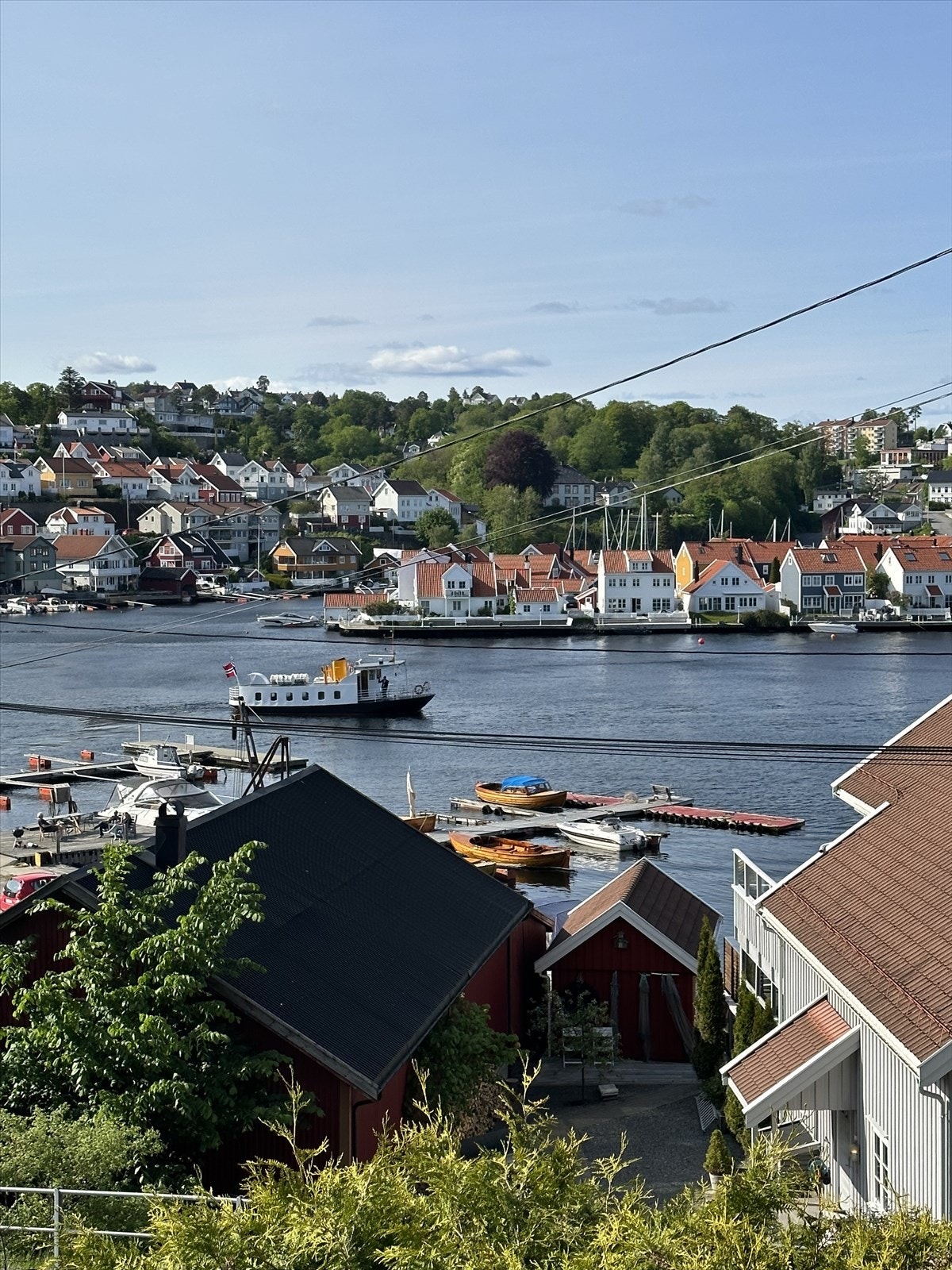 Hvem trenger Taxi når M/F Kolbjørn går nesten rett utenfor døra? Galleribilde