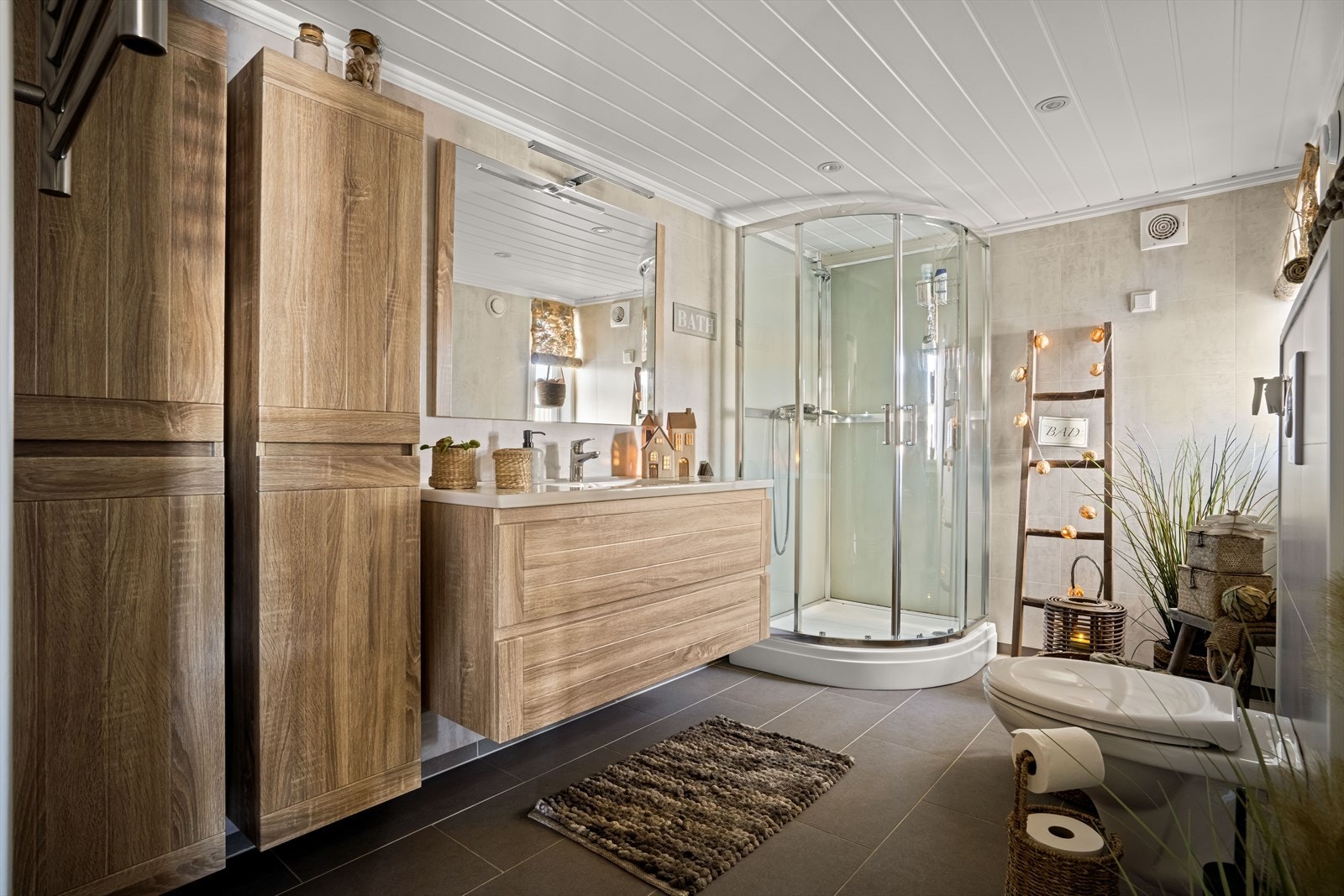 Badet er romslig og med god plass hvis man eventuelt skulle ønske seg et badekar Galleribilde