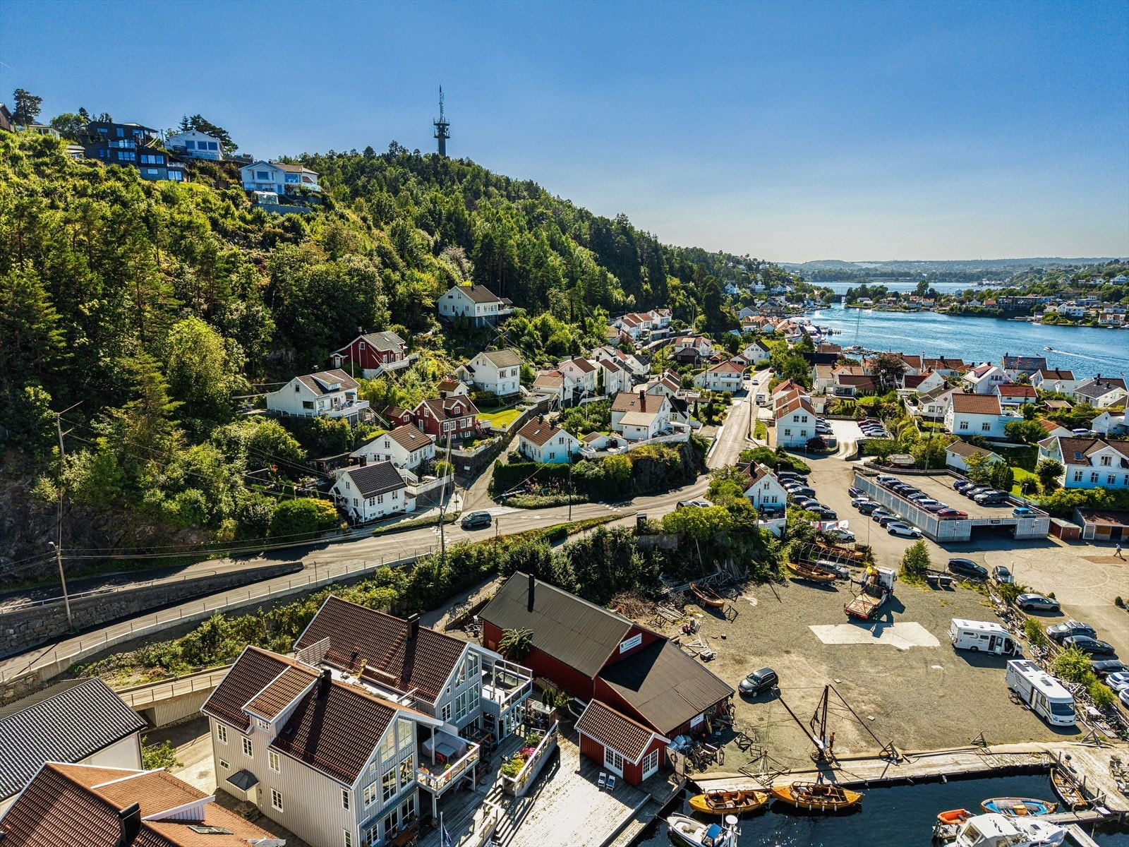 "Båtreppen", her ligger også båtfesten på brygga helt nederst i bildet, les mer om dette i prospektet Galleribilde