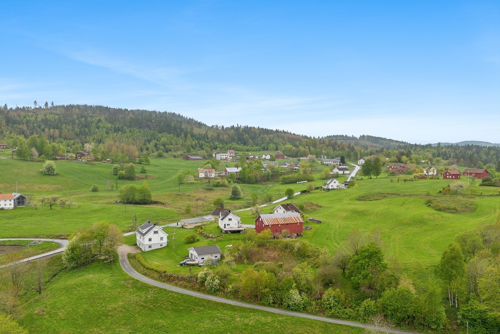 Eiendommen ligger i Gjerstad kommune, med kort vei til Kleivvann med skiløyper vinterstid og badevann. Galleribilde