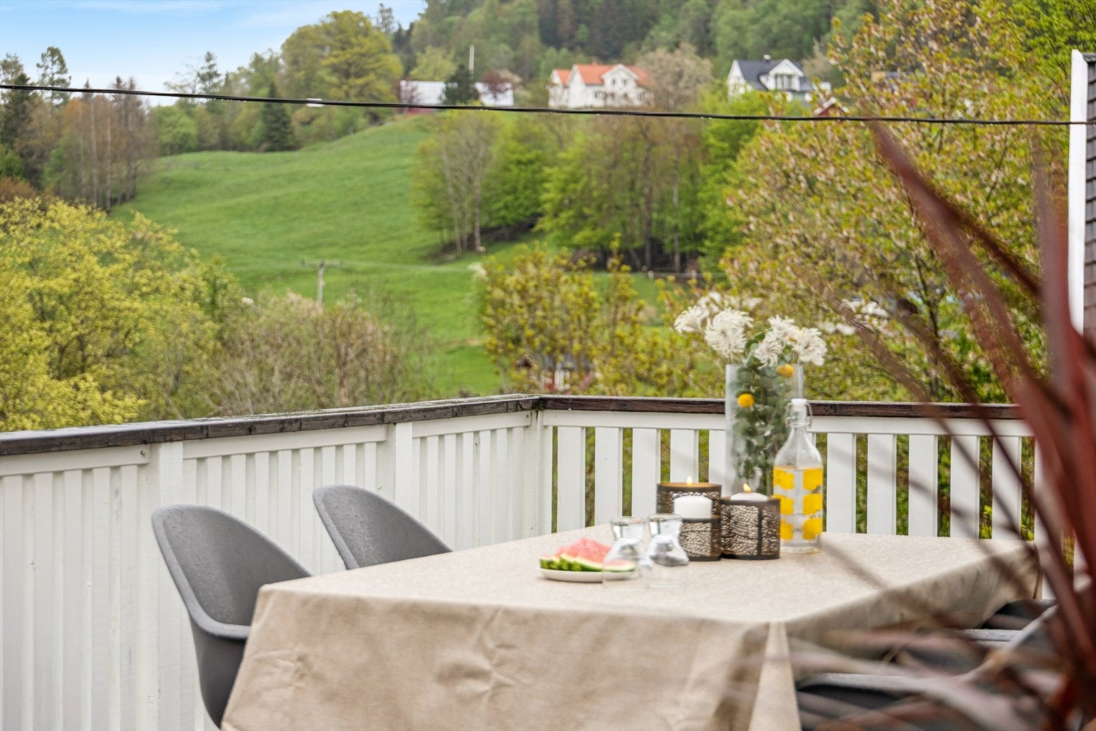 Den romslige treterrassen gir rikelig med plass for utemøbler og sosiale soner. Galleribilde