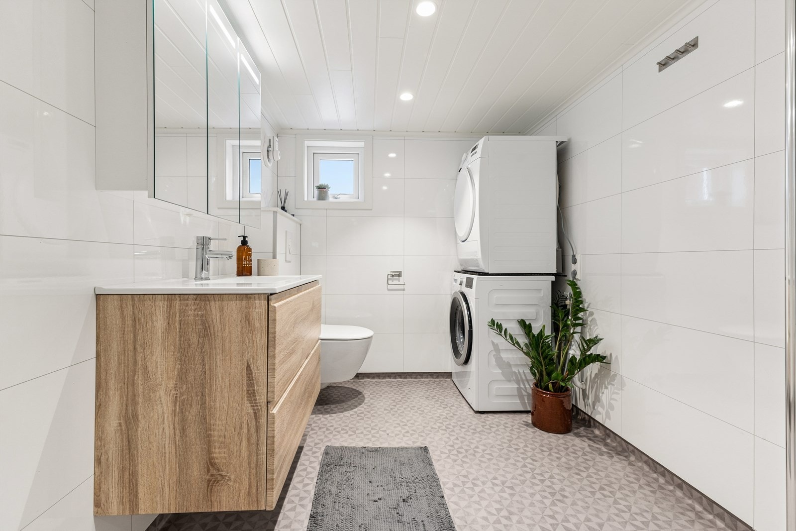 Badet i første etasje ble modernisert i 2019 og har elektriske varmekabler i gulvet. Galleribilde