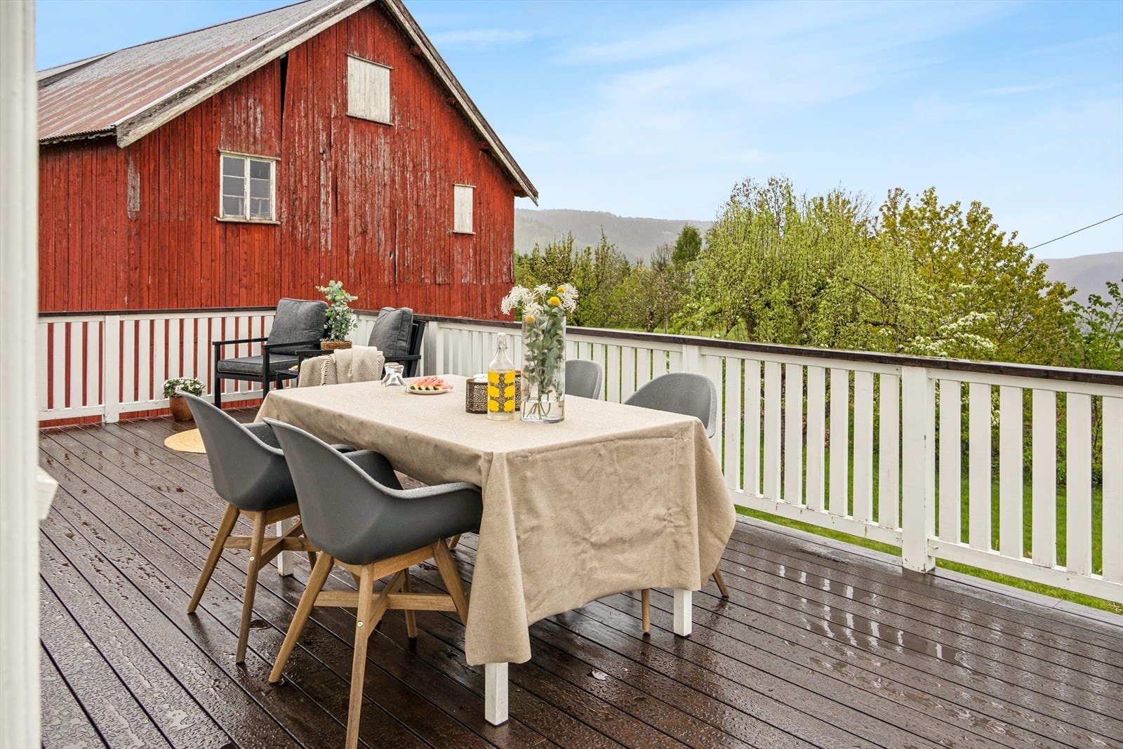 Terrassen strekker seg langs deler av husveggen, med god plass til både spisebord og sittegruppe. Galleribilde