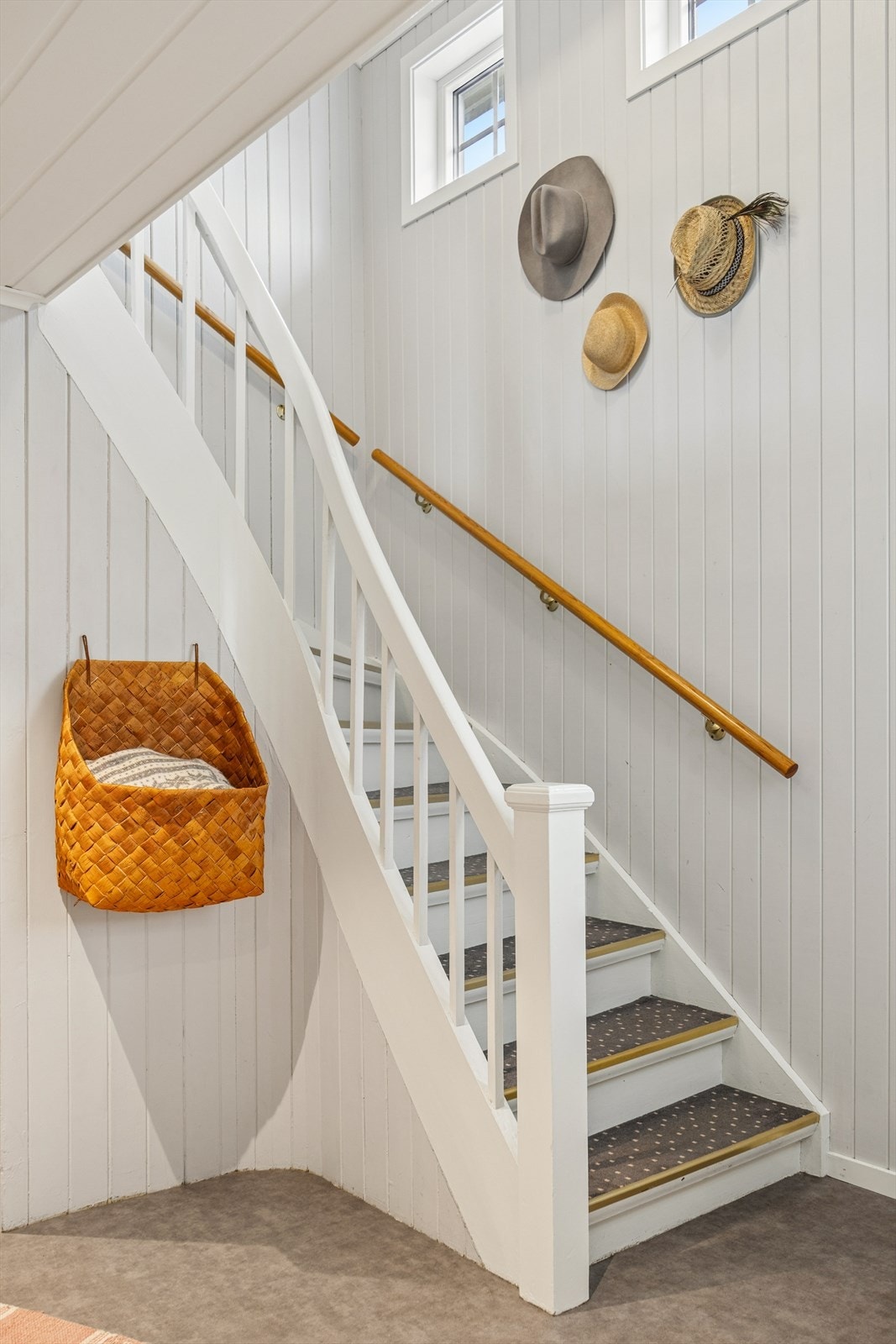 Tretrappen leder opp til andre etasje, hvor soverommene er samlet. Galleribilde