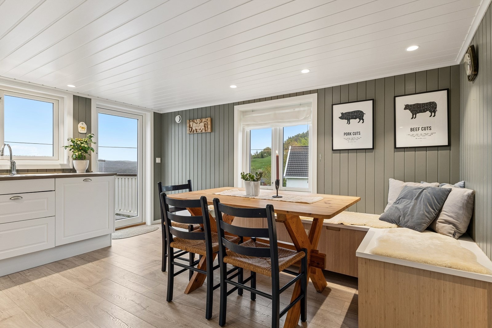 Fra kjøkkenet er det direkte utgang til en treterrasse på 25 m². Galleribilde