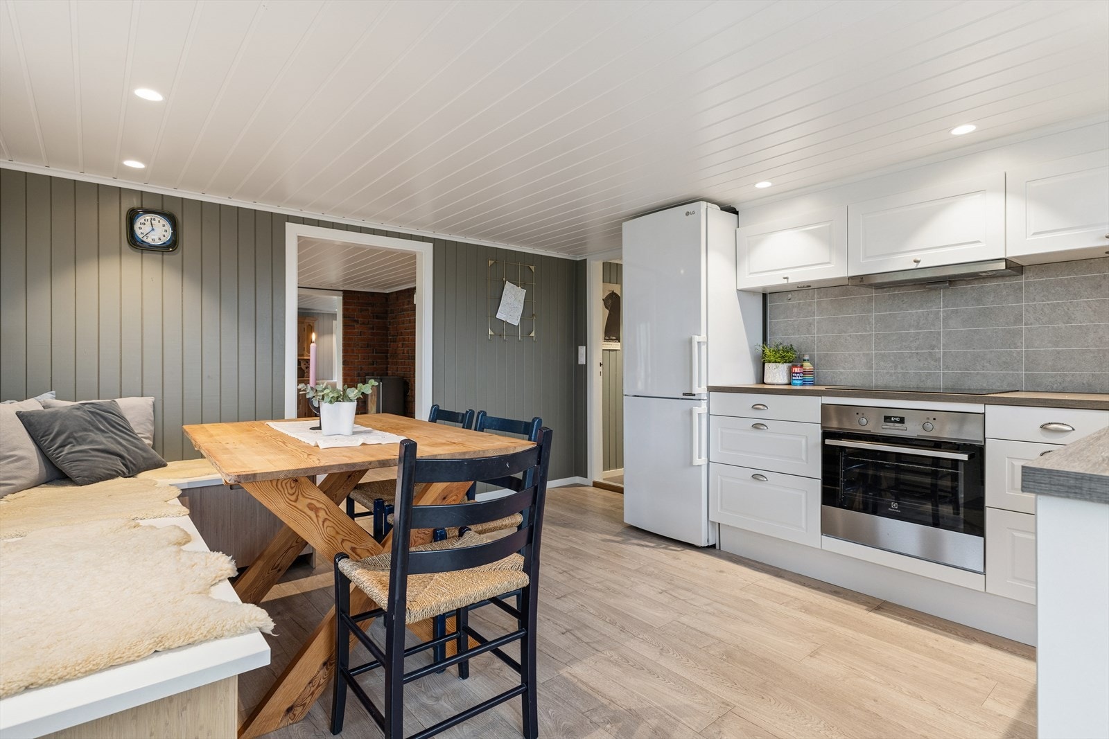 Kjøkkenet er nytt fra 2019 og har en praktisk spiseplass for hverdagsmåltider. Galleribilde