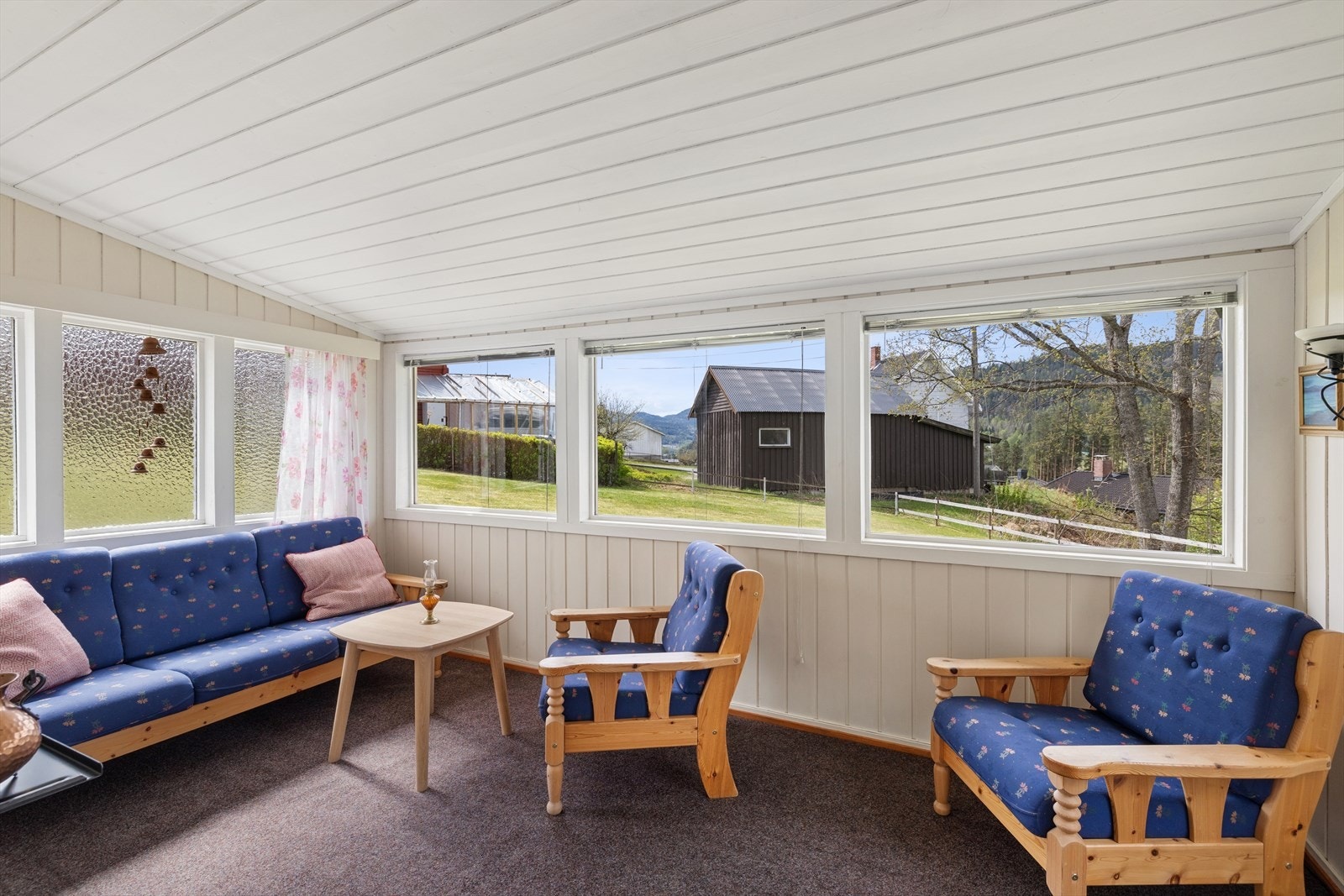Fra vinterhagen har man et flott utsyn over både hagen og nærområdet, noe som gir en nærhet til omgivelsene og skaper en rolig og behagelig atmosfære året rundt. Galleribilde
