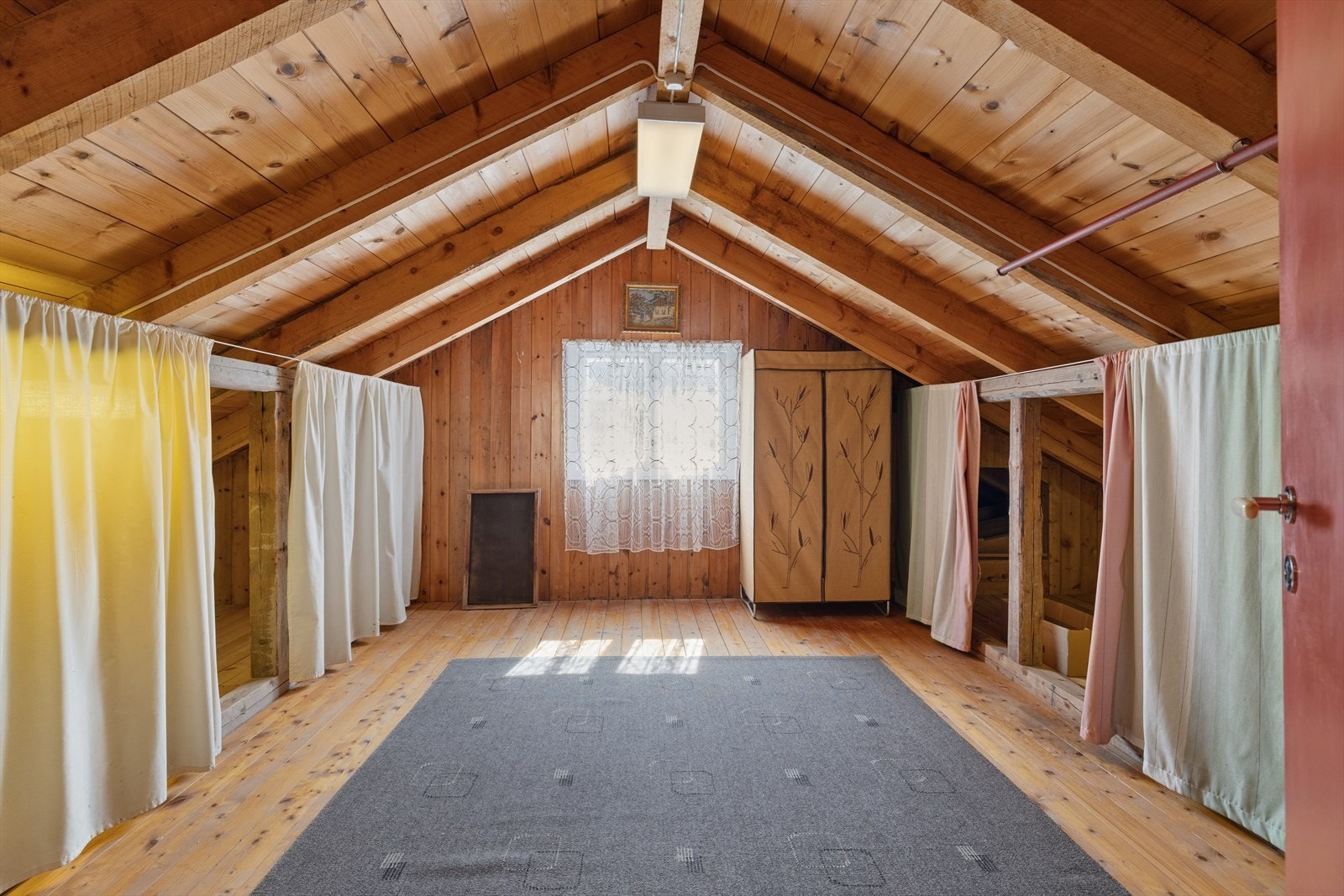 Stort loftsrom med uinnredede flater og potensial for lagring eller hobbyaktiviteter. Galleribilde