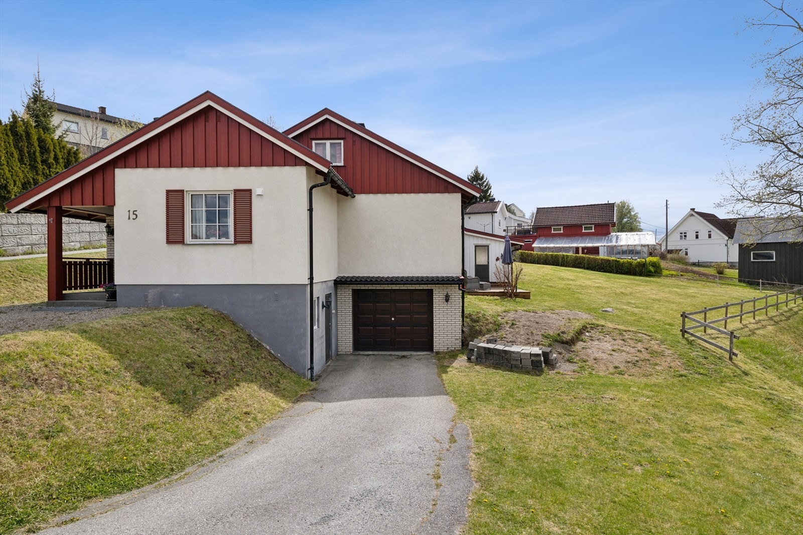 Tomten er romslig og selveiet og er opparbeidet med stort plenareal som gir gode muligheter for lek og opphold utendørs. Eiendommen har en asfaltert innkjørsel som fører frem til boligen og gir enkel adkomst året rundt. Galleribilde