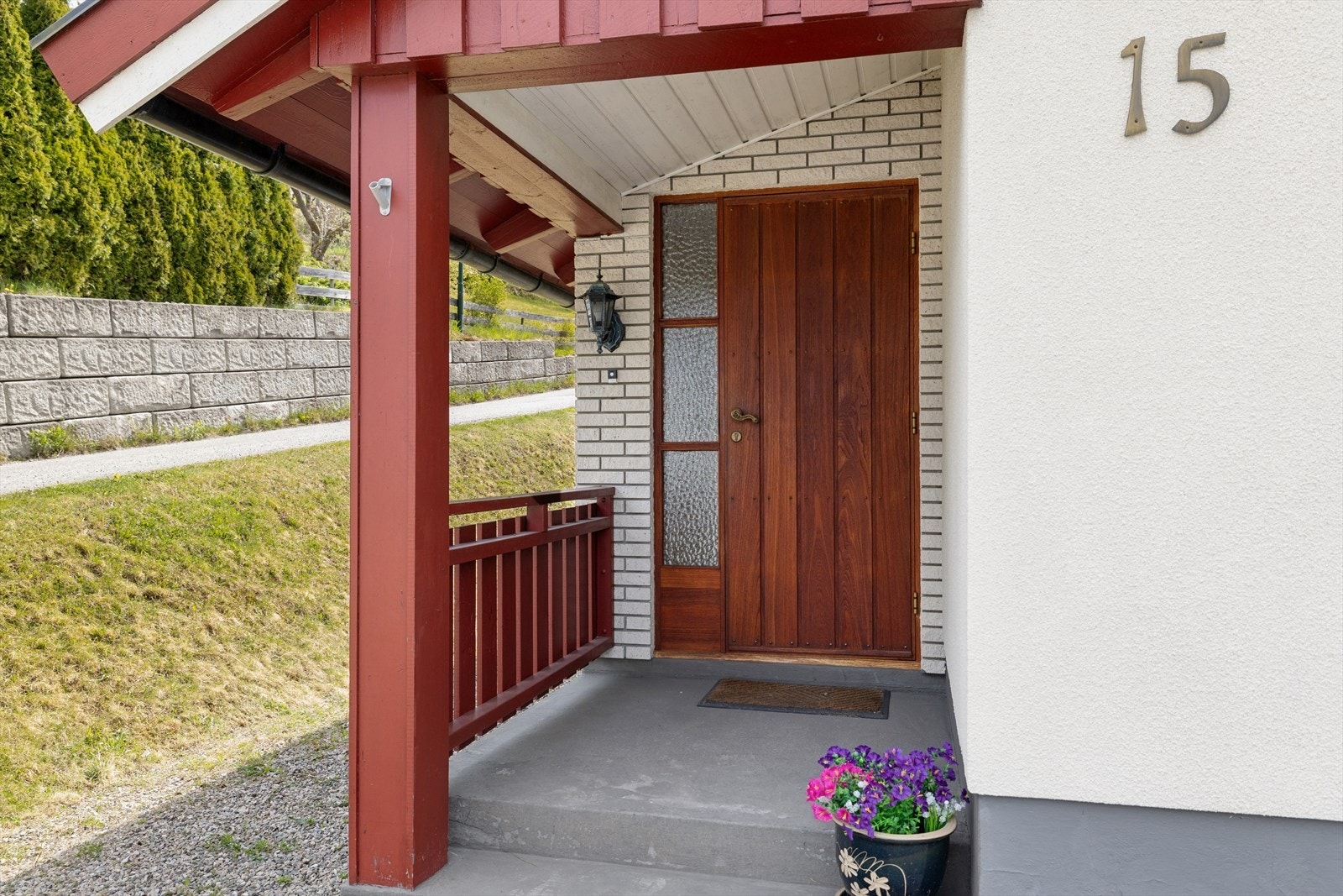 Boligen har et pent overbygget inngangsparti som både skjermer mot vær og vind og gir et hyggelig, velkomment preg ved ankomst. Galleribilde