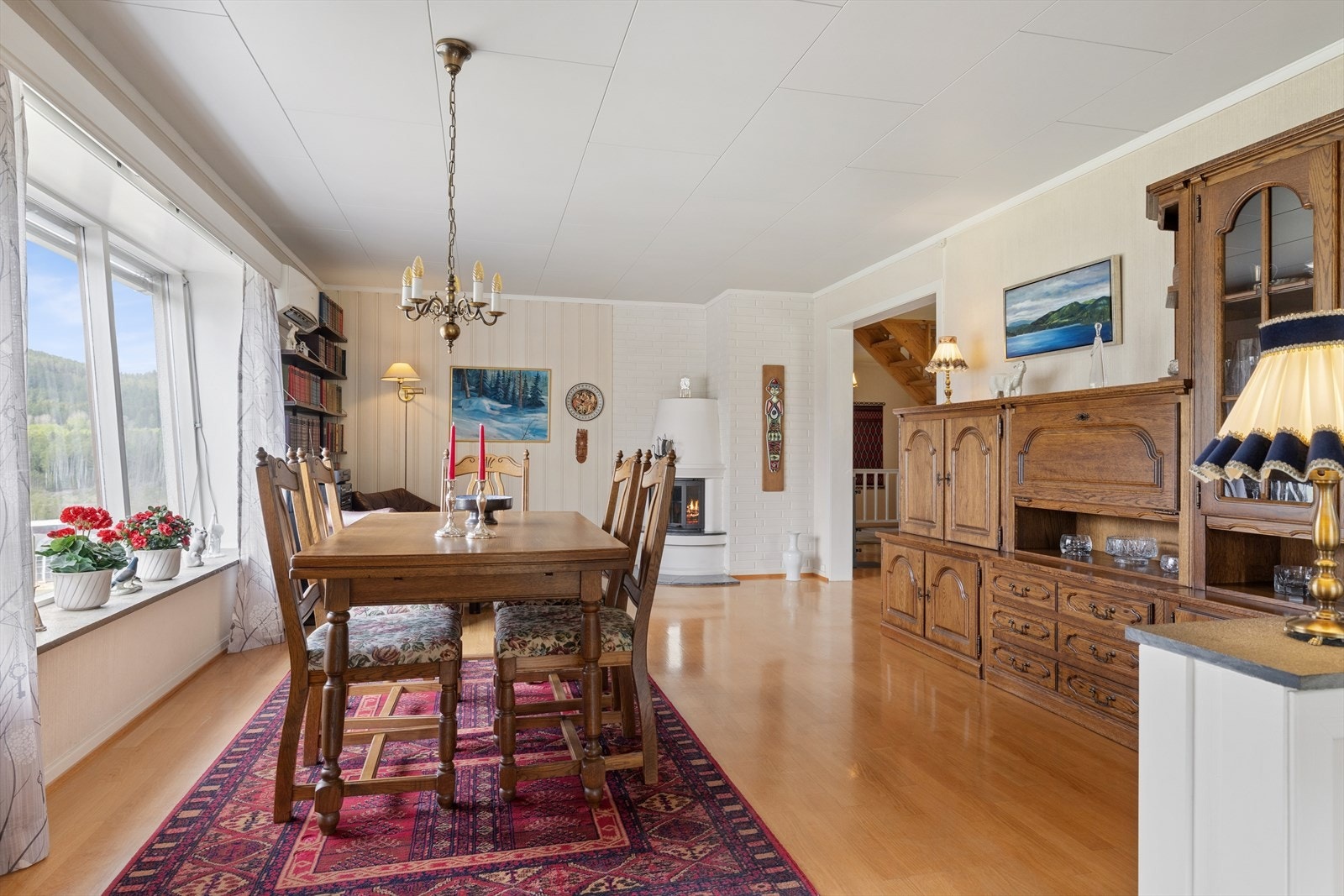 Spisestuen har god plass til langbord og er et naturlig samlingspunkt mellom stue og kjøkken. Galleribilde