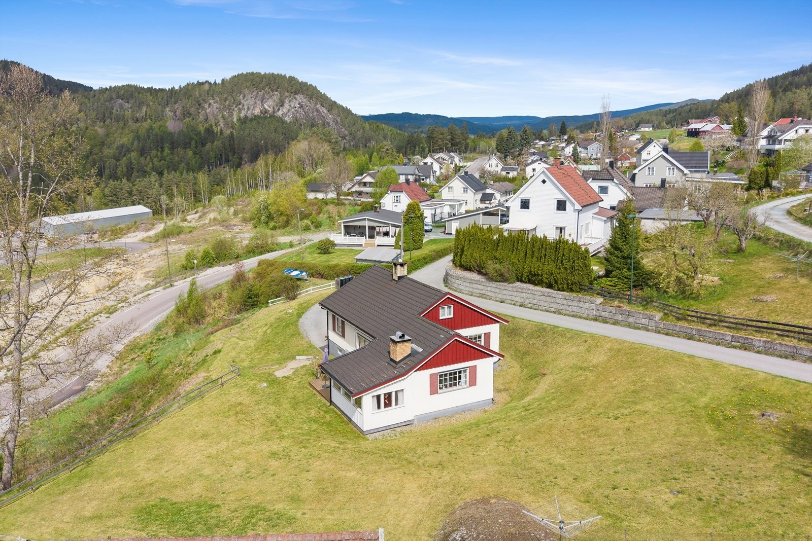 Fra den høytliggende tomten har man en fin utsikt over nærområdet, med bebyggelsen som strekker seg utover og vakre, skogkledde åser som rammer inn omgivelsene og gir en naturnær atmosfære. Galleribilde