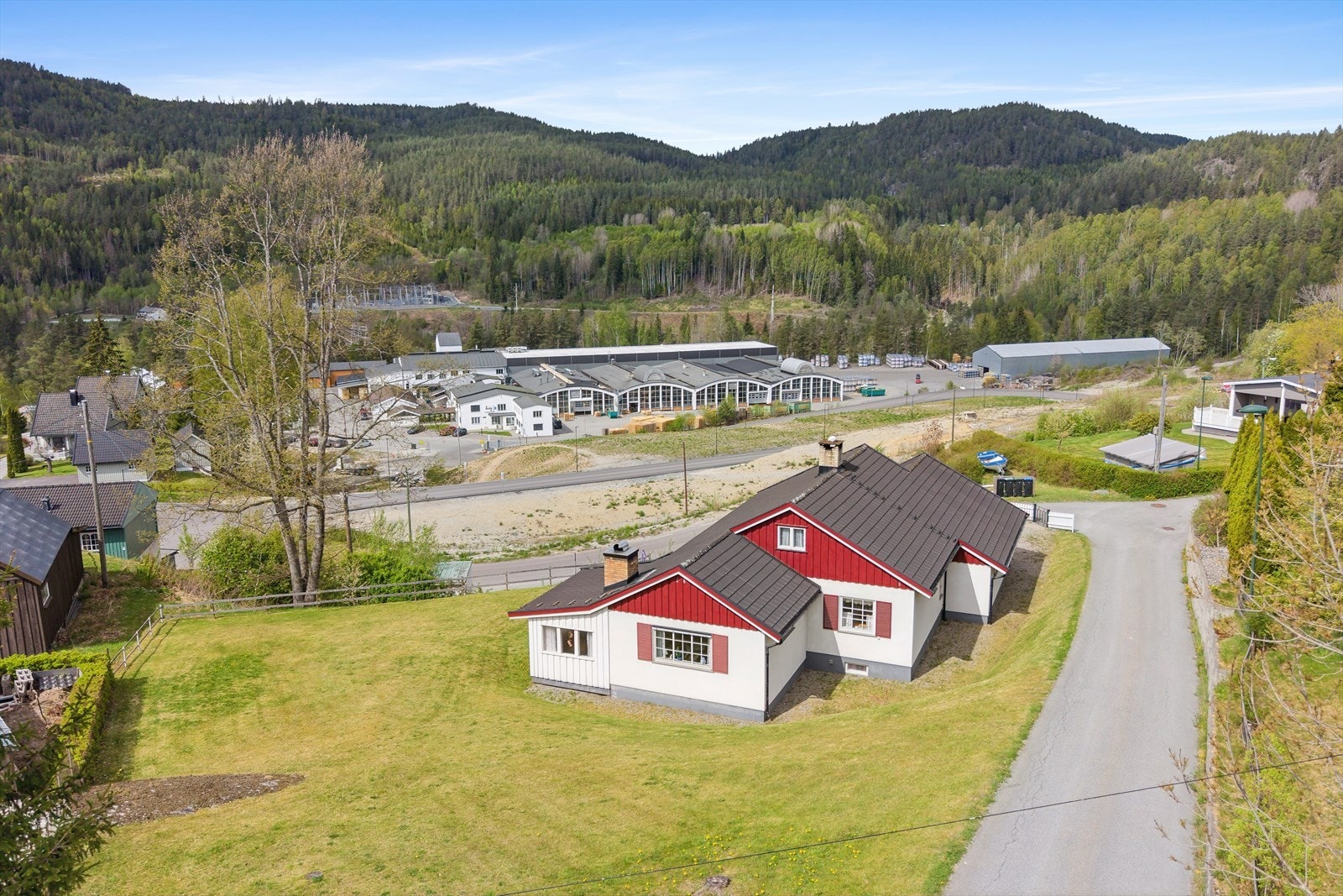 Eiendommen ligger attraktivt til i Skogen, et etablert, rolig og familievennlig boligområde som i hovedsak består av frittliggende eneboliger. Galleribilde