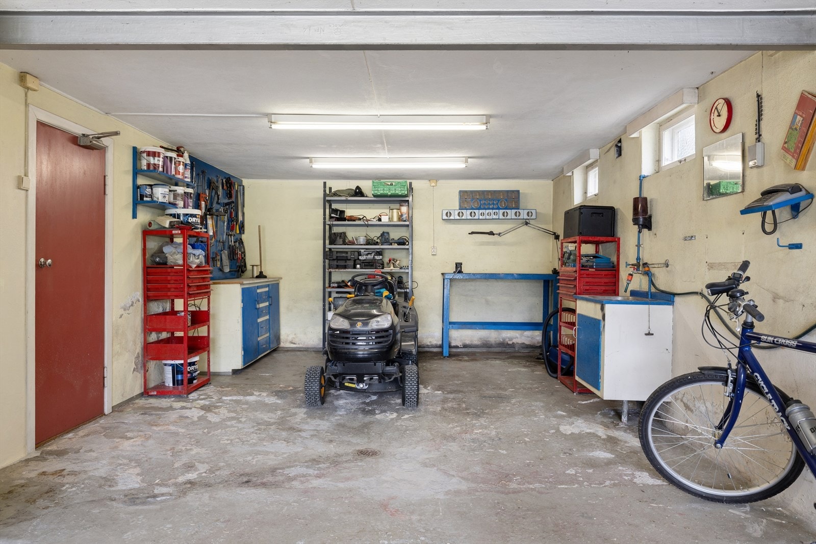 Garasjen har god plass til både bil og en praktisk verkstedkrok. Galleribilde