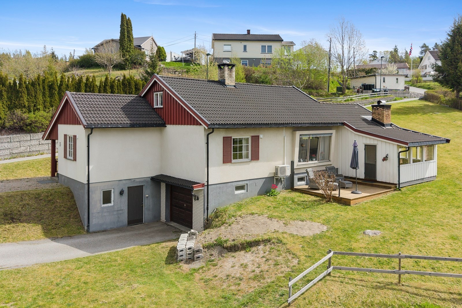 Velkommen til Huldreveien 15 - En eldre enebolig over tre plan med stor tomt, garasje og gode sol- og utsiktsforhold og med sentral og landlig beliggenhet - Presentert av Eiendomsmegler Martin Andreas Roland v/DNB Eiendom. Galleribilde