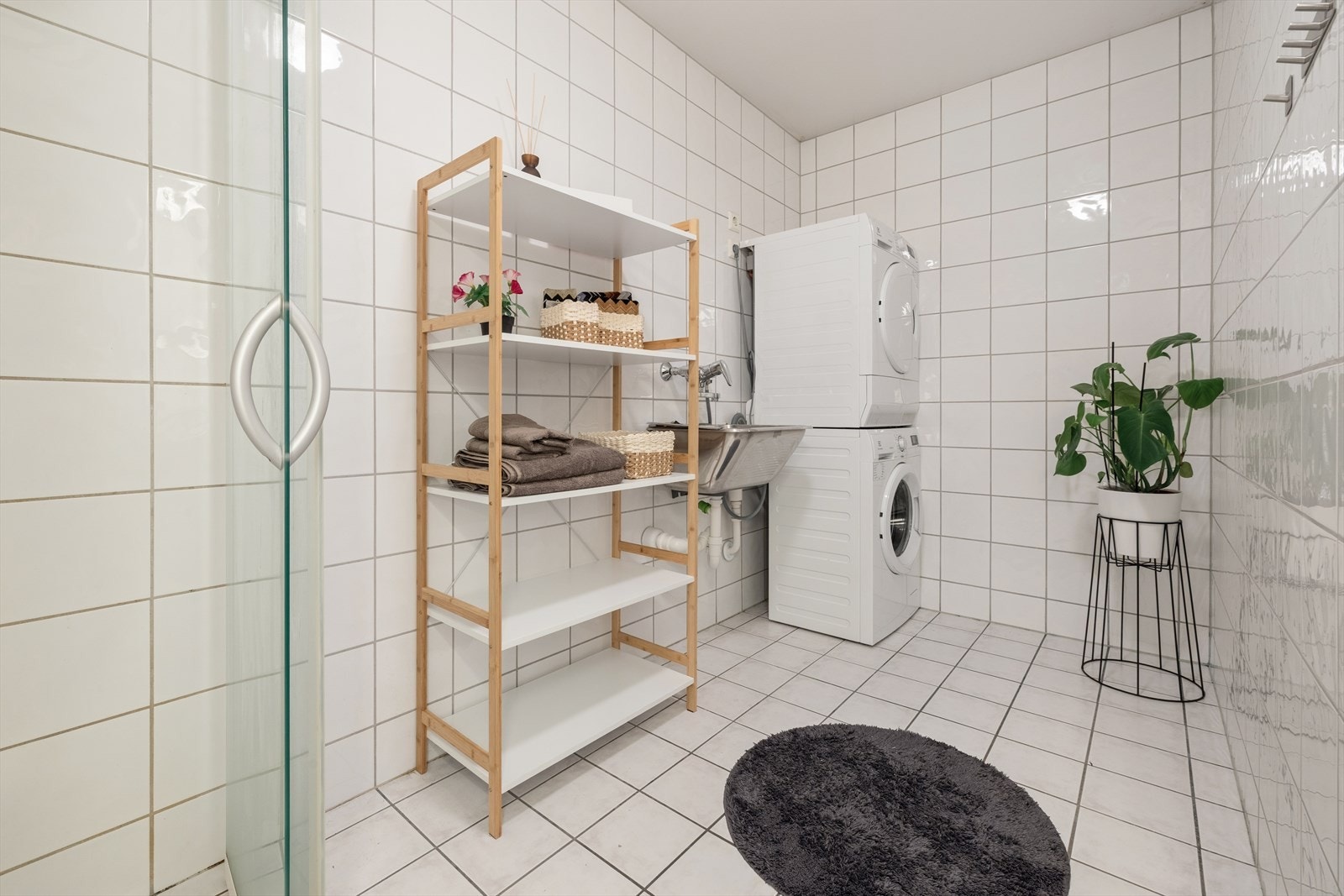 Det er opplegg for vaskemaskin. Felles mekanisk avtrekk med tilluft ved døren. Badet er originalt fra byggeår og har et oppgraderingsbehov. Galleribilde