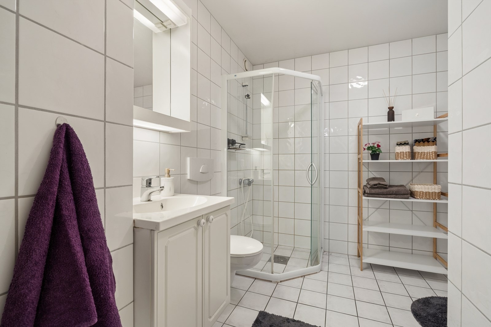Badet har fliser på vegger og gulv med gulvvarme. Galleribilde