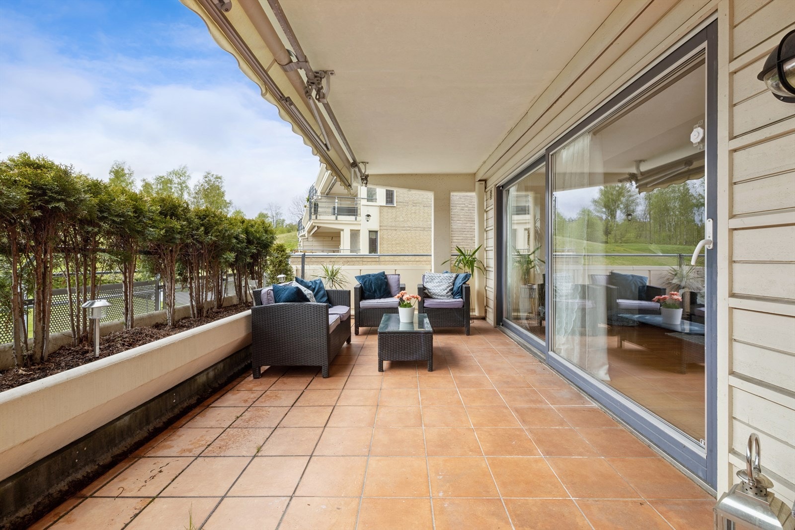 Fra stuen er det en stor skyvedør ut til en sydvestvendte terrasse på ca. 17 m². Galleribilde