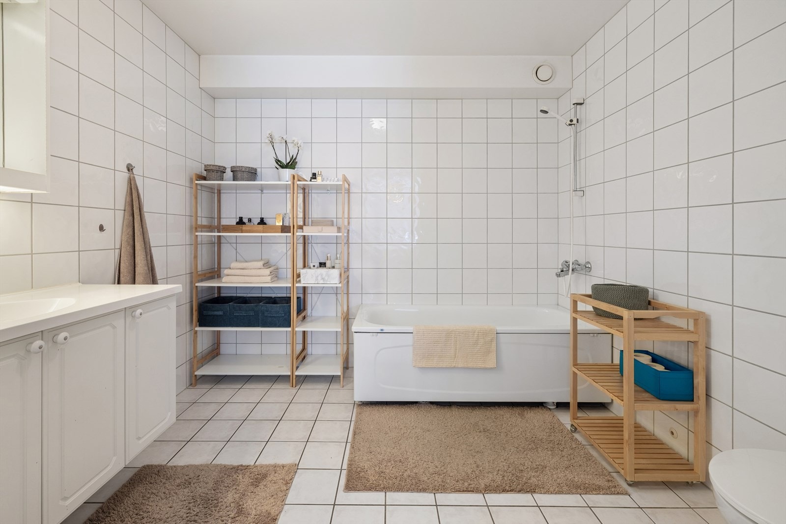 Soverommet med adkomst fra soverommet har fliser på vegger og gulv med gulvvarme. Galleribilde
