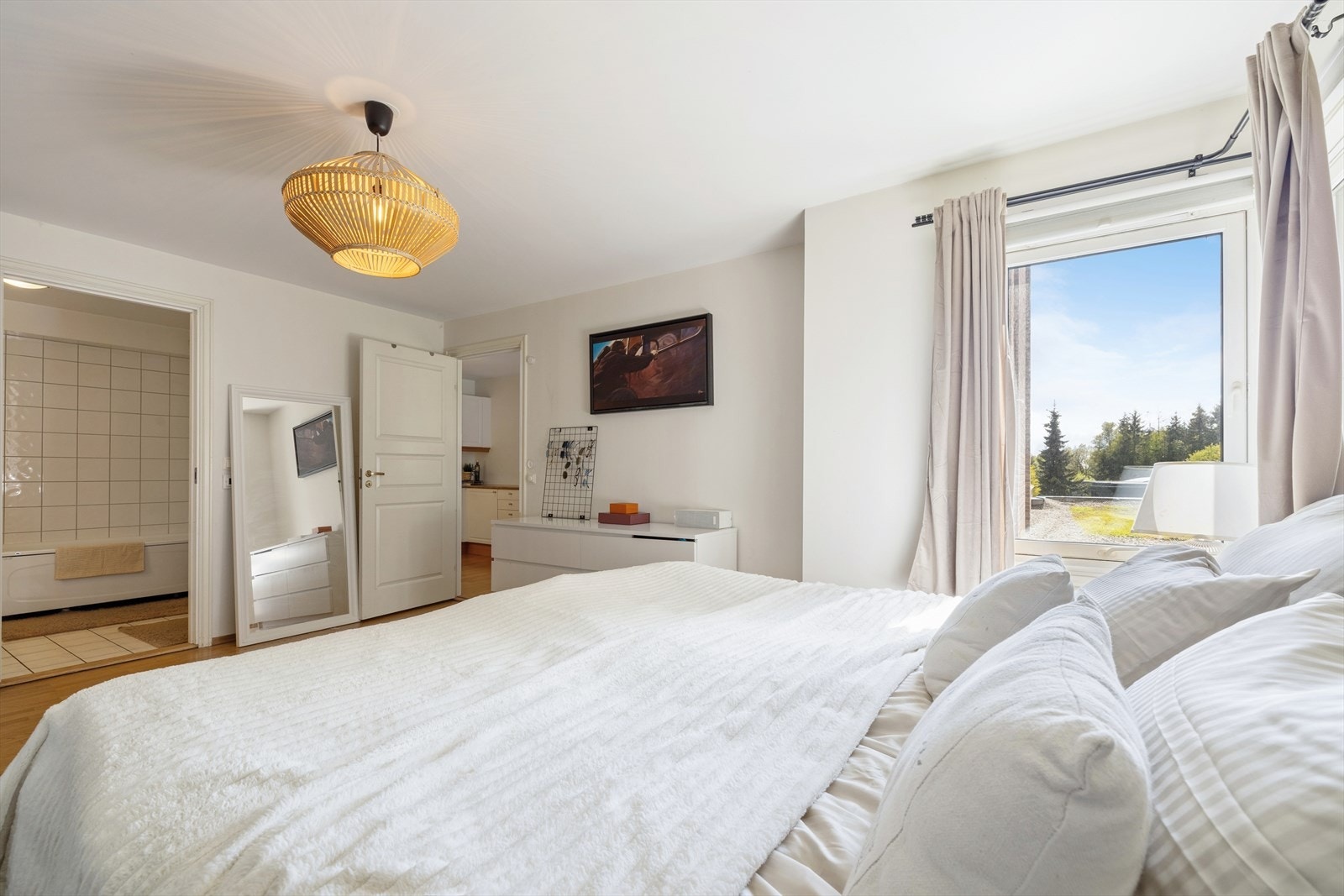 Alle soverommene har 3-stavs parkett og malte, slette veggflater. Galleribilde
