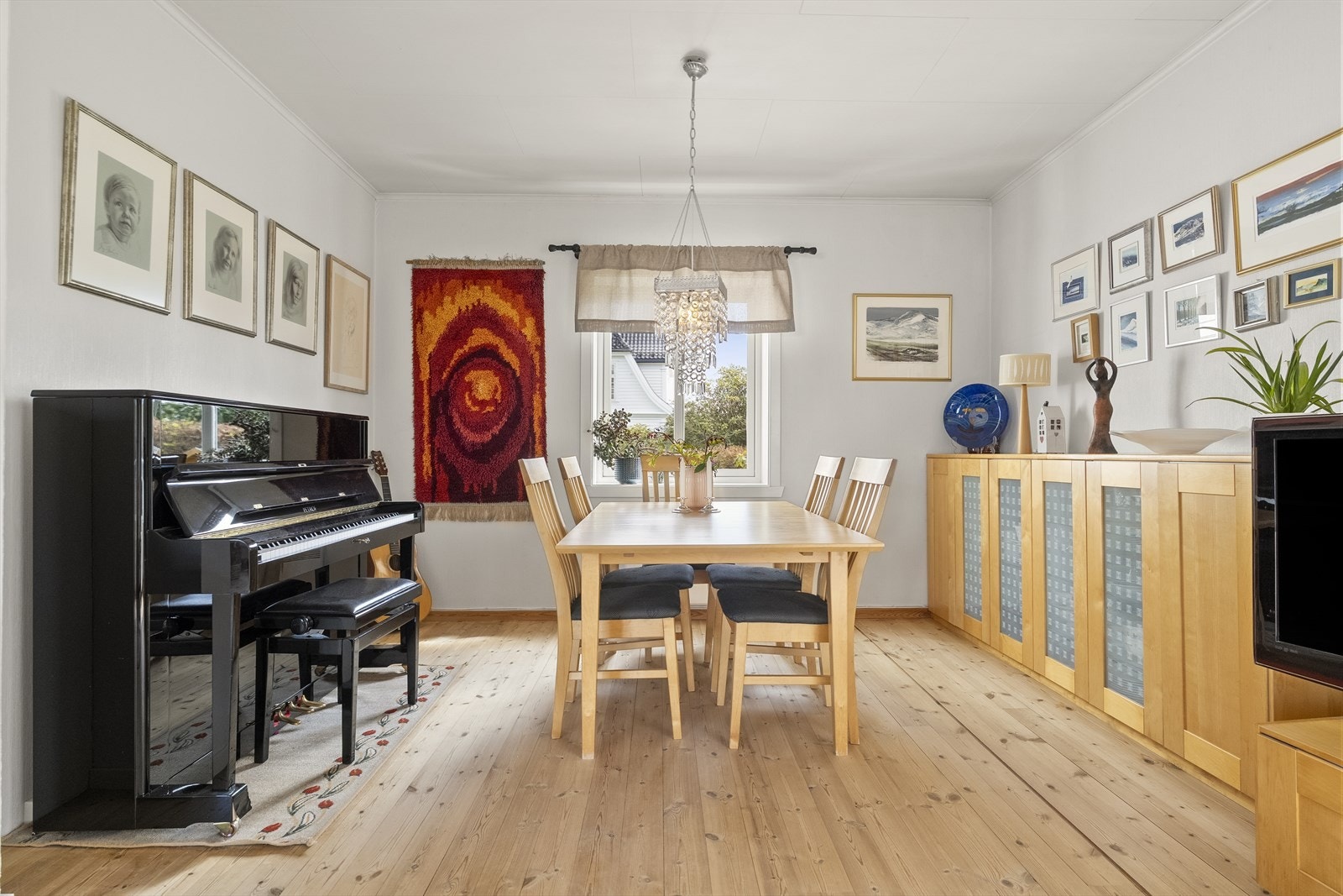 Stova har god plass til både sofagruppe og eit stort spisebord. Galleribilde