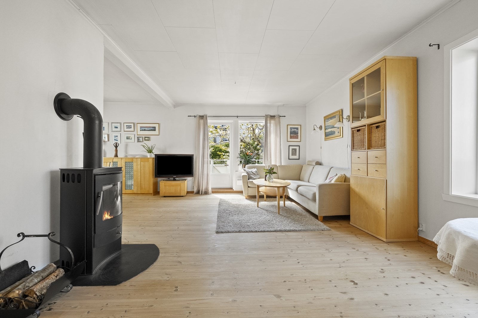 Frå stova er det direkte utgang til den sørvendte verandaen. Galleribilde