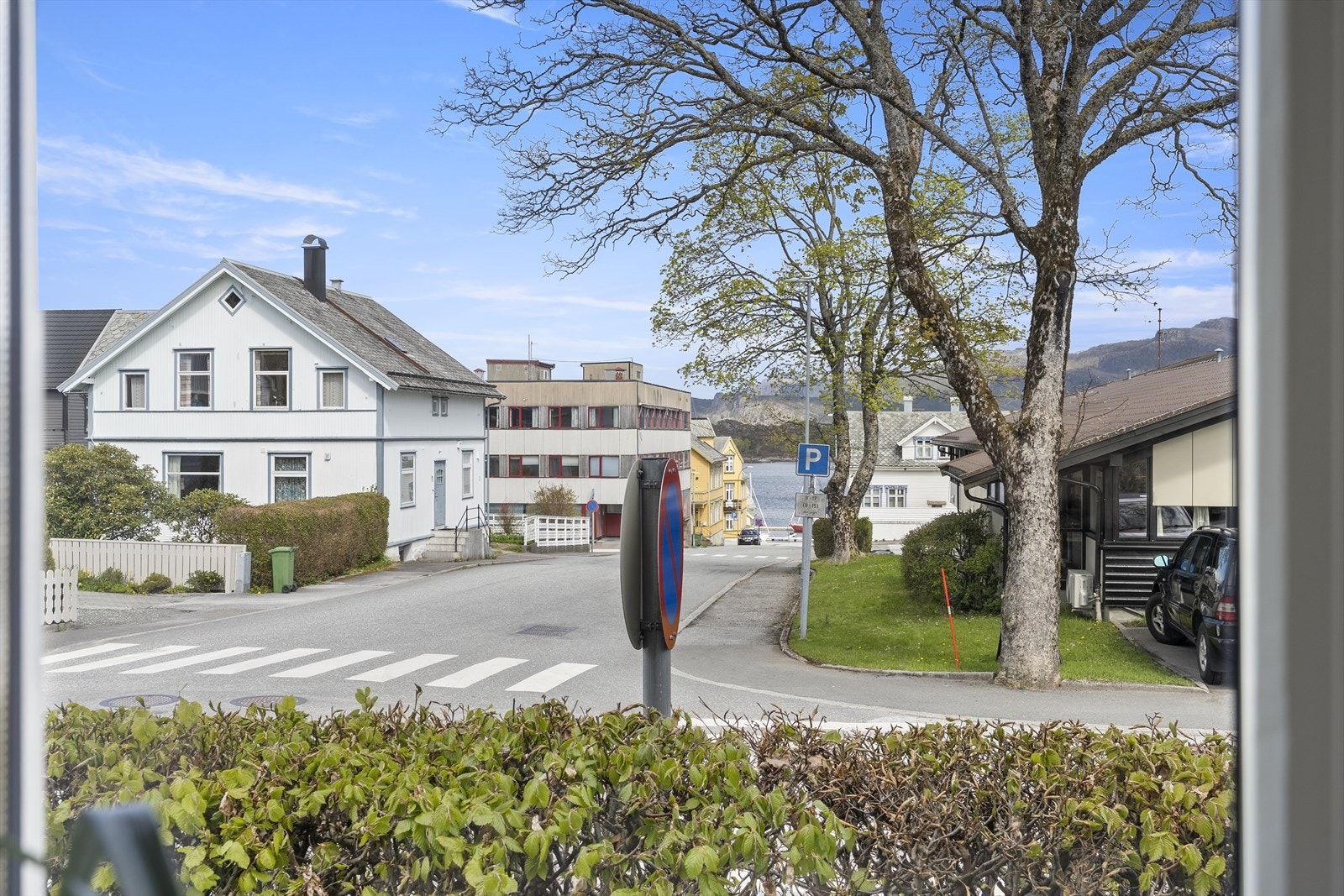Utsikt frå bustaden mot gata og nærområdet. Galleribilde