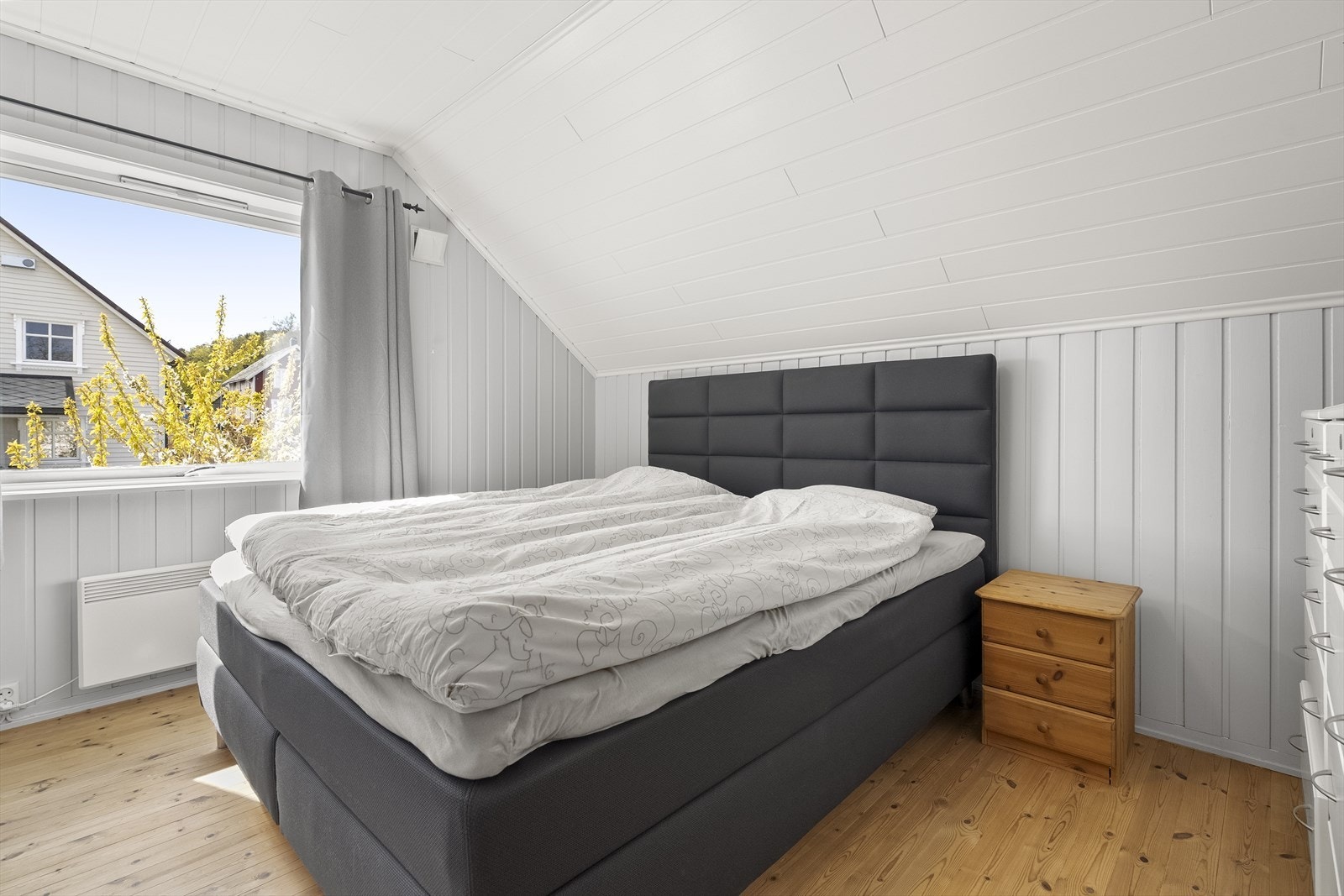 Soverom på loftet med måla panel på veggane og fabrikkmalt panel i himlinga. Galleribilde