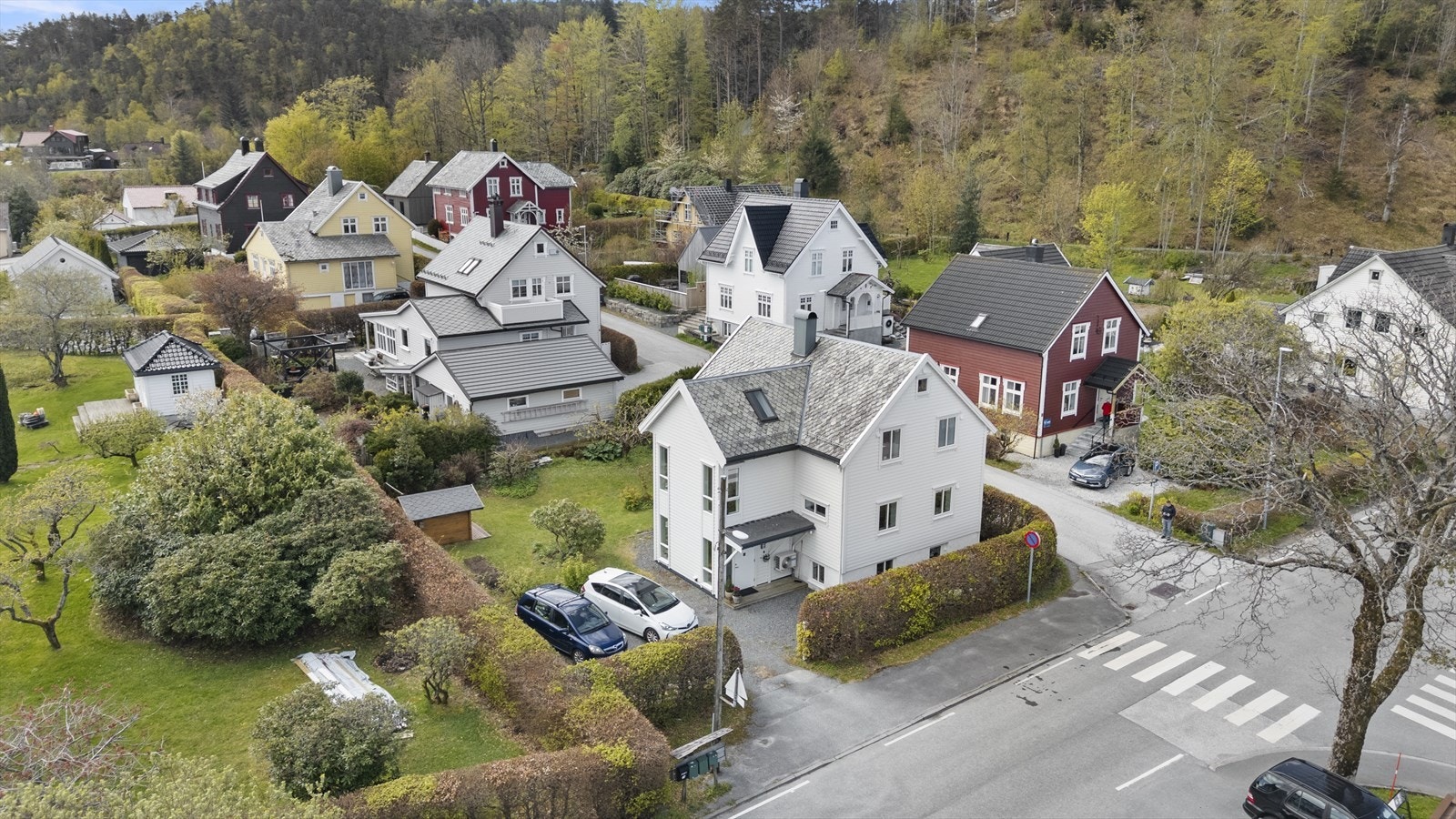 Frå eigedomen er det gangavstand til butikkar, skular og alt Florø sentrum har å by på. Galleribilde