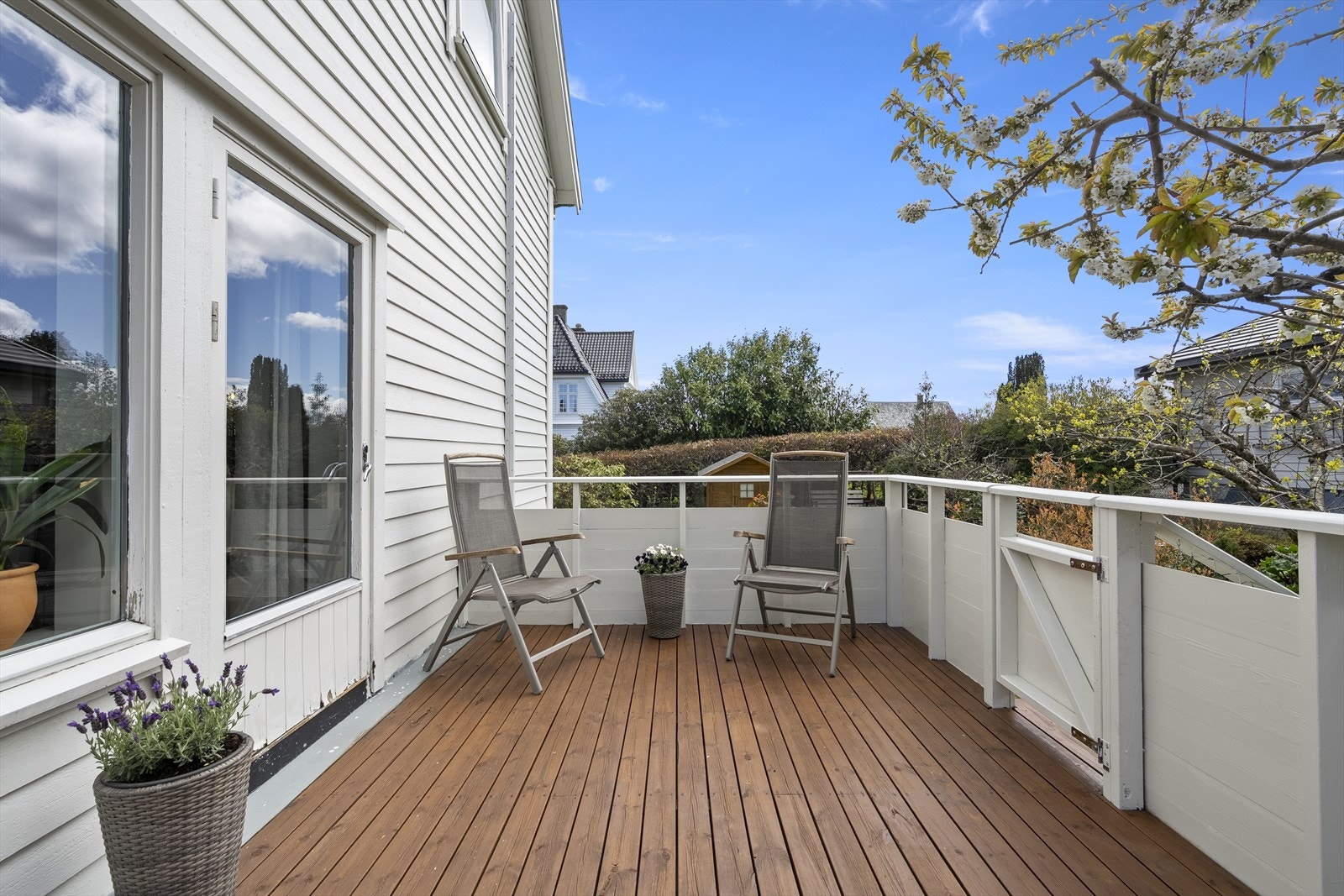 Sørvendt veranda på ca. 11,5 m² med utgang frå stova. Galleribilde