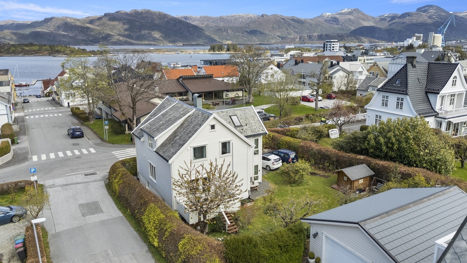 Eigedomen ligg sentralt i Florø, med nærleik til både sjøen og grøntareal. Galleribilde