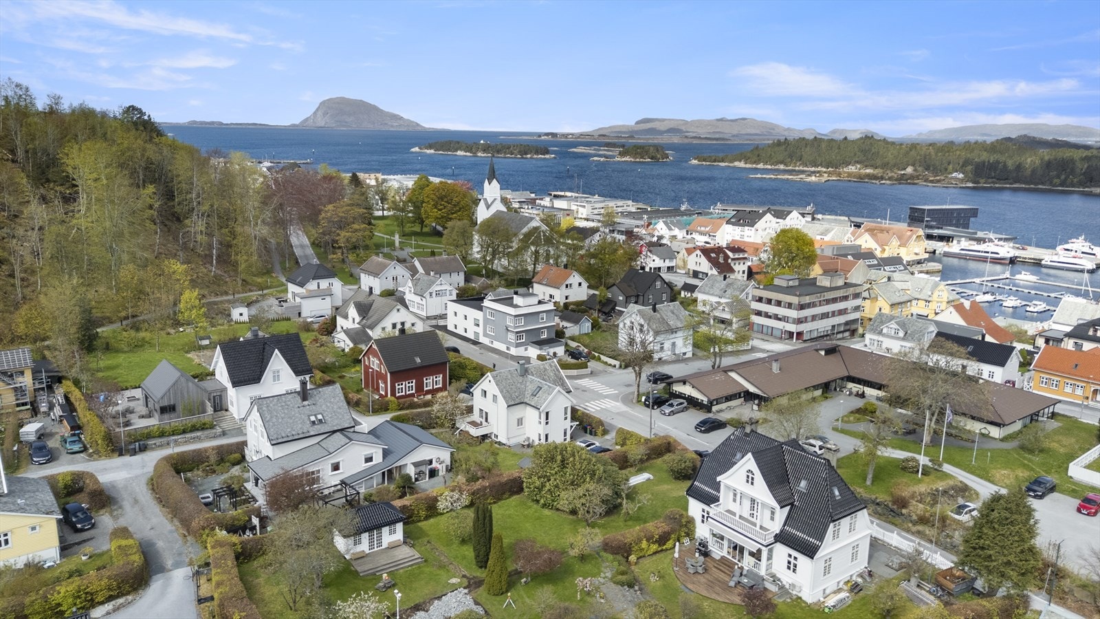 Florø barneskule og Florø ungdomsskule ligg i kort gangavstand frå bustaden - her slepp du å bruke tida i bil Galleribilde