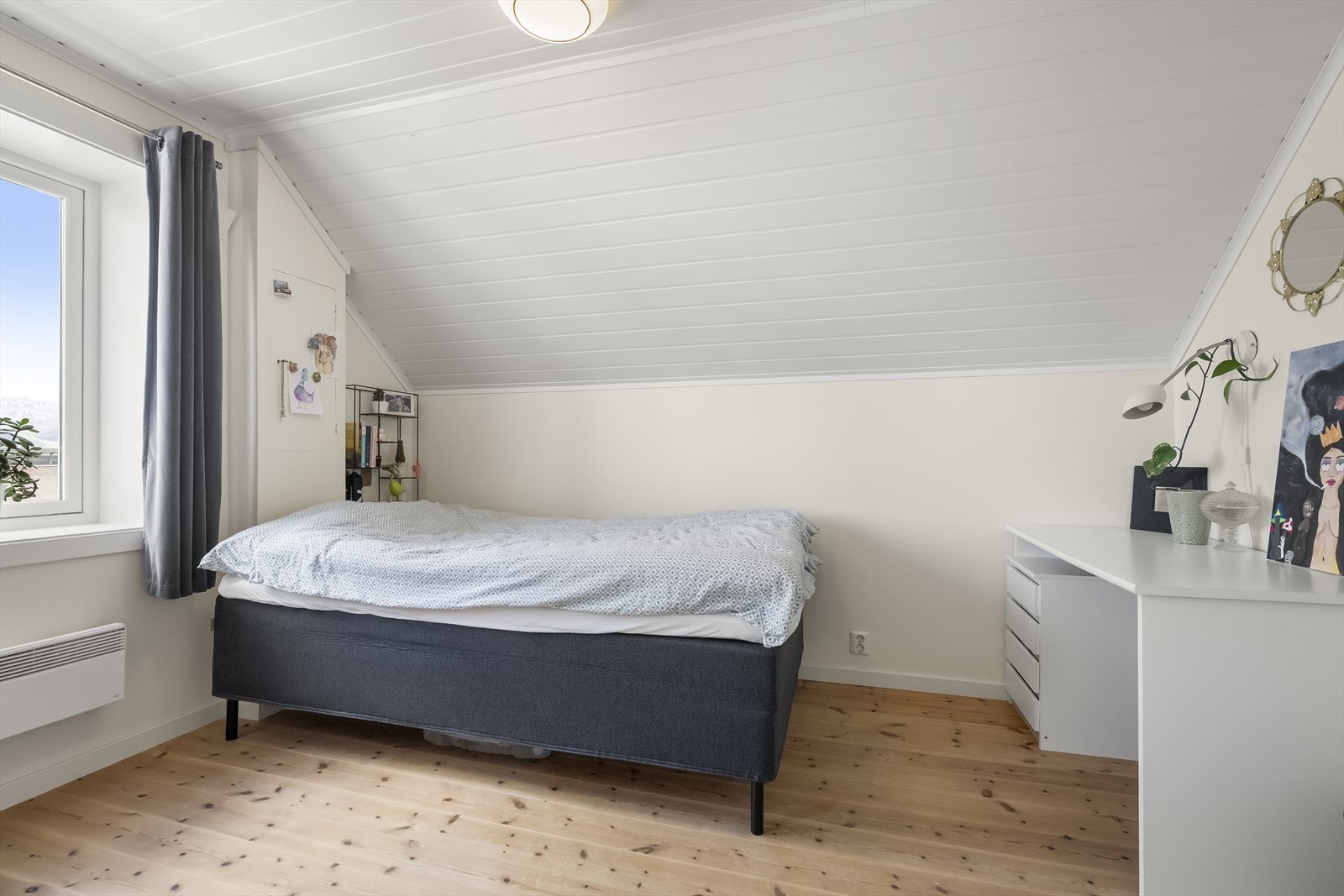 Soveromma på loftet er utstyrte med panelomnar for oppvarming. Galleribilde
