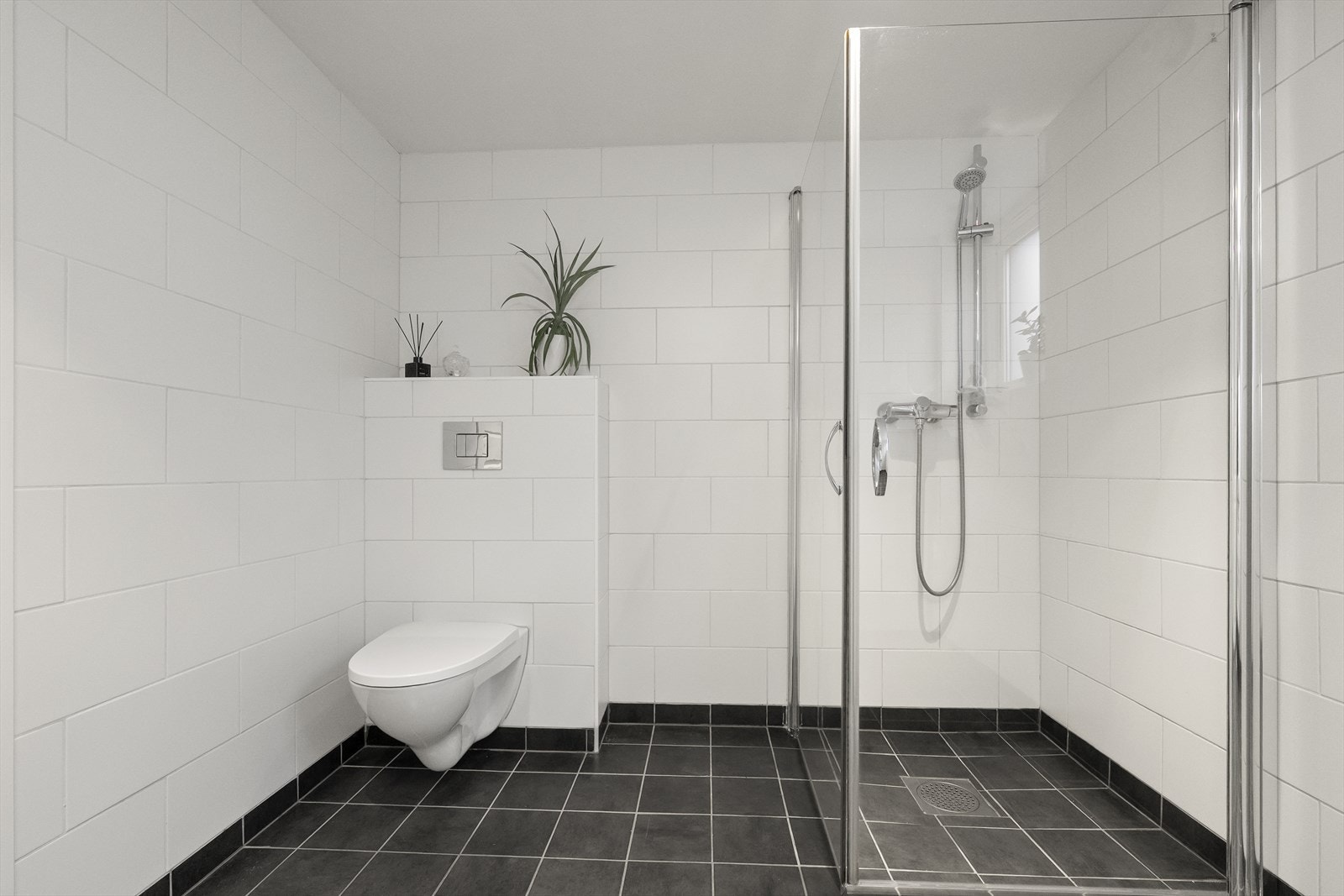 Badet i kjellaren vart etablert i 2014 og har vegghengt toalett med skjult sisterne. Galleribilde