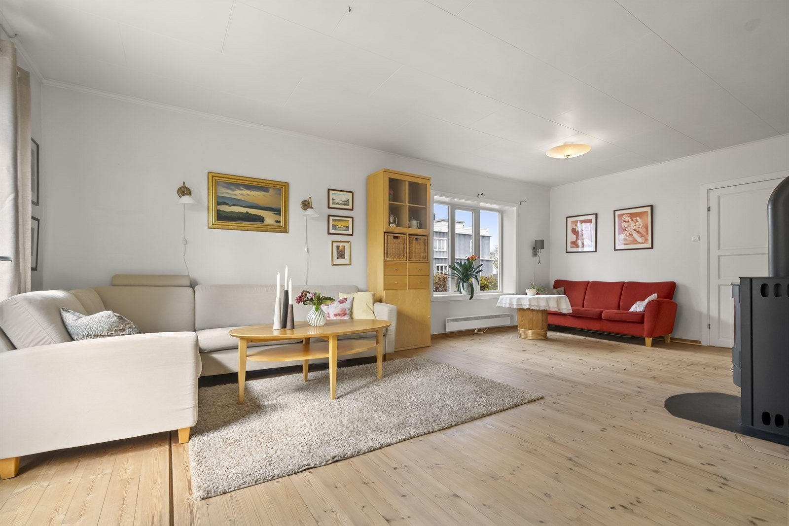 Dei fleste vindauga i bustaden vart skifta i 2010 og har 2-lags isolerglas. Galleribilde