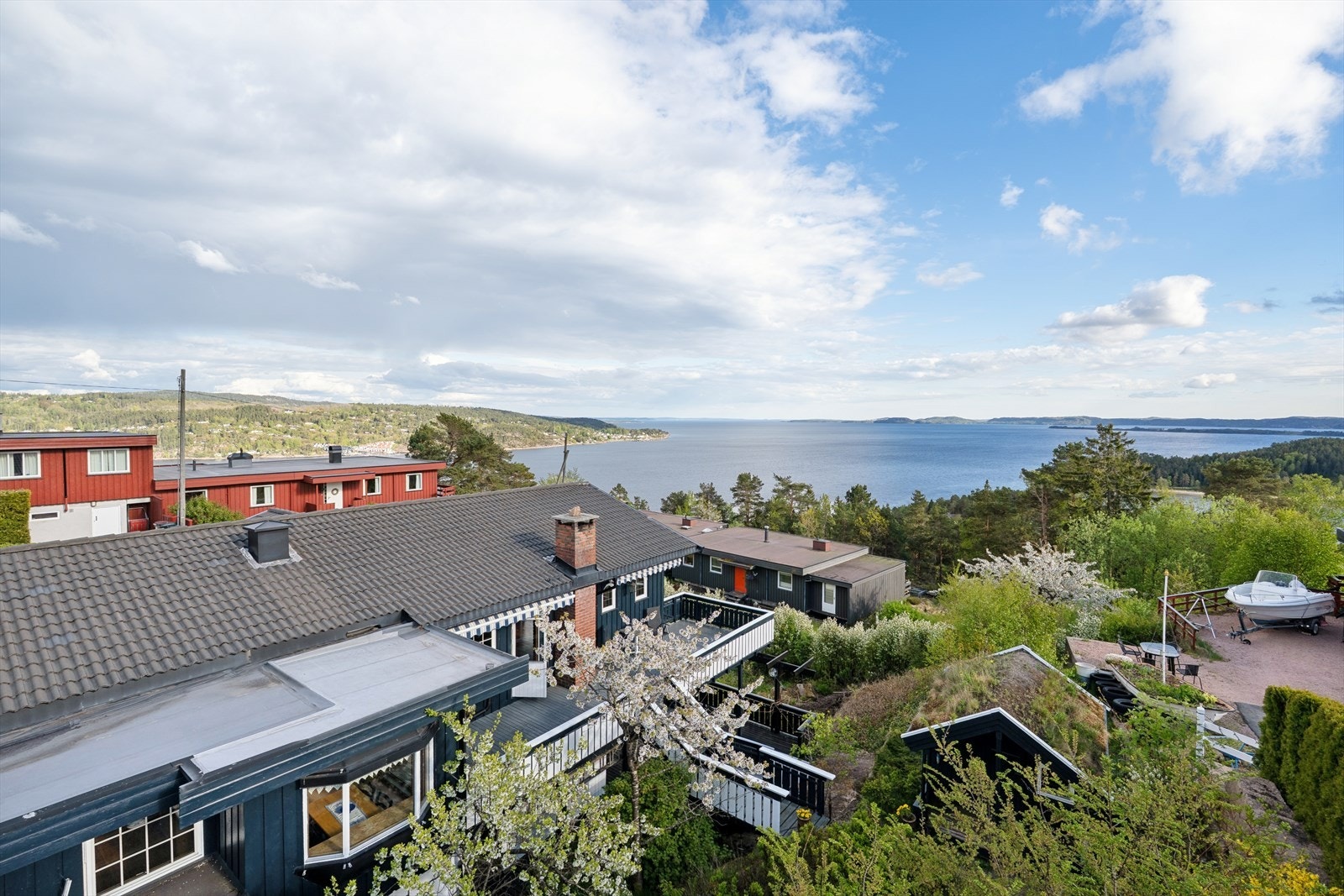 Boligen er beliggende i et attraktivt og barnevennlig boligfelt på Bergeråsen. Fin plassering i høyden med fin utsikt mot fjorden og en rolig beliggenhet i blindvei. Galleribilde
